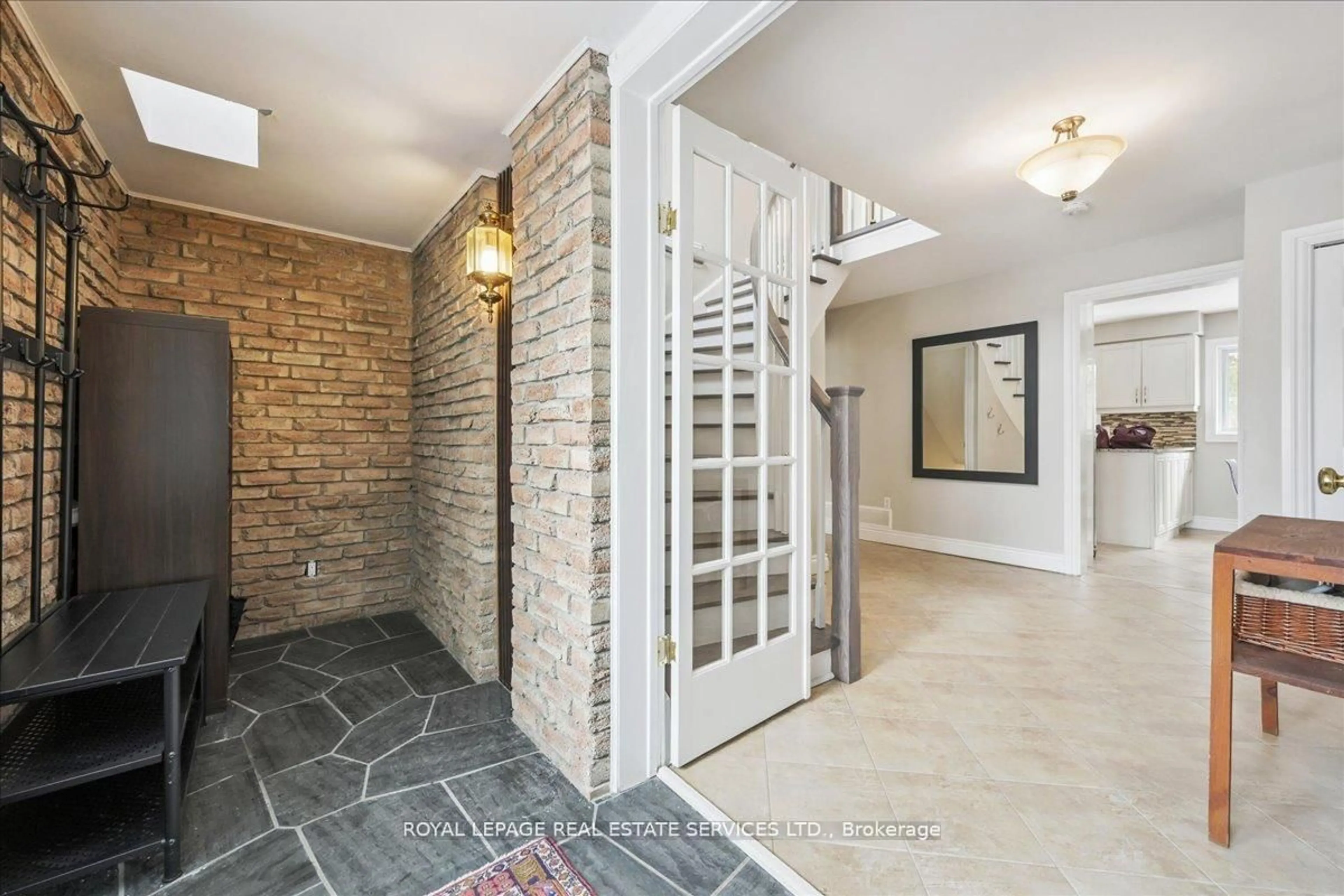Indoor entryway for 1466 Flaminia Crt, Mississauga Ontario L5J 3Z6