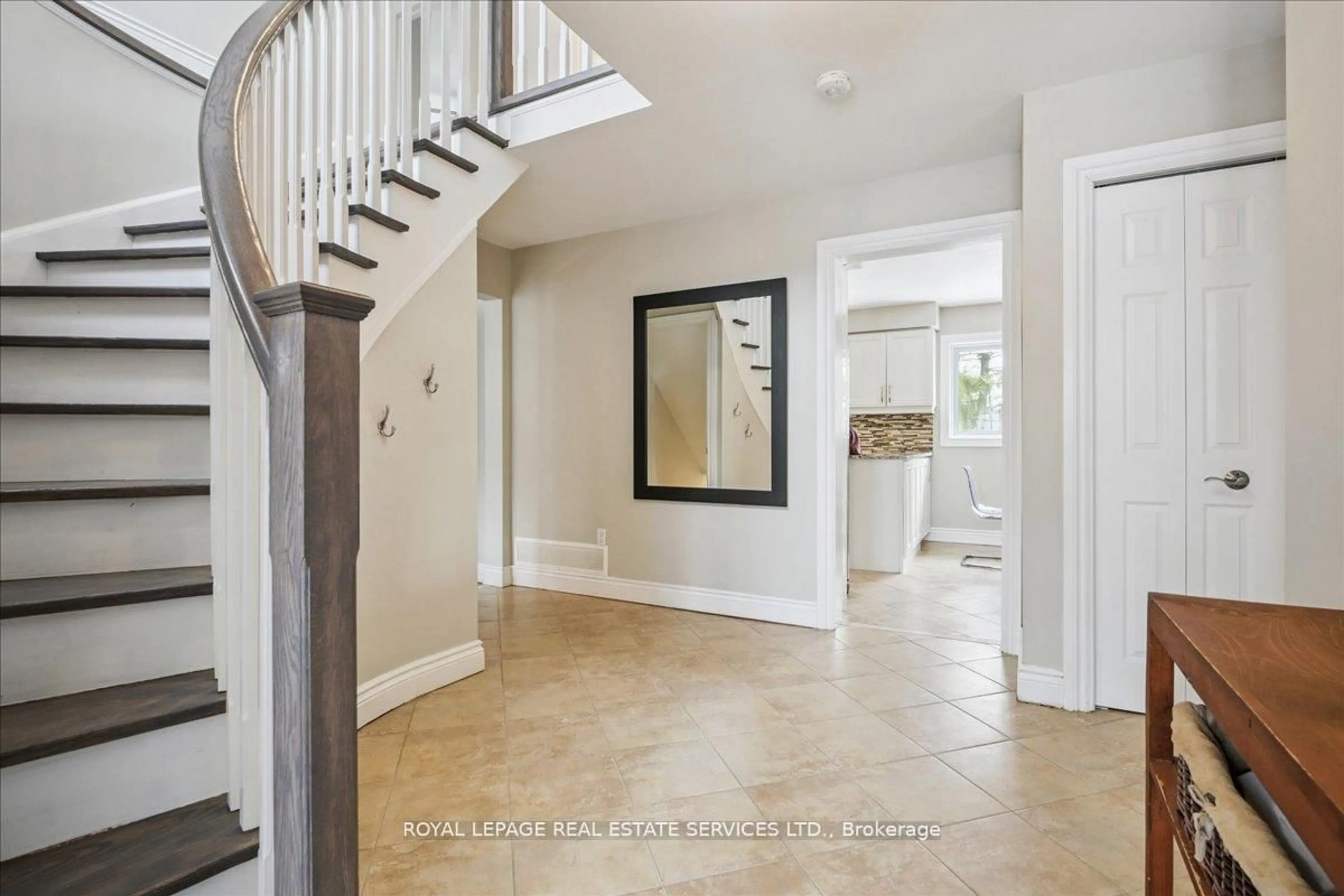 Indoor entryway for 1466 Flaminia Crt, Mississauga Ontario L5J 3Z6