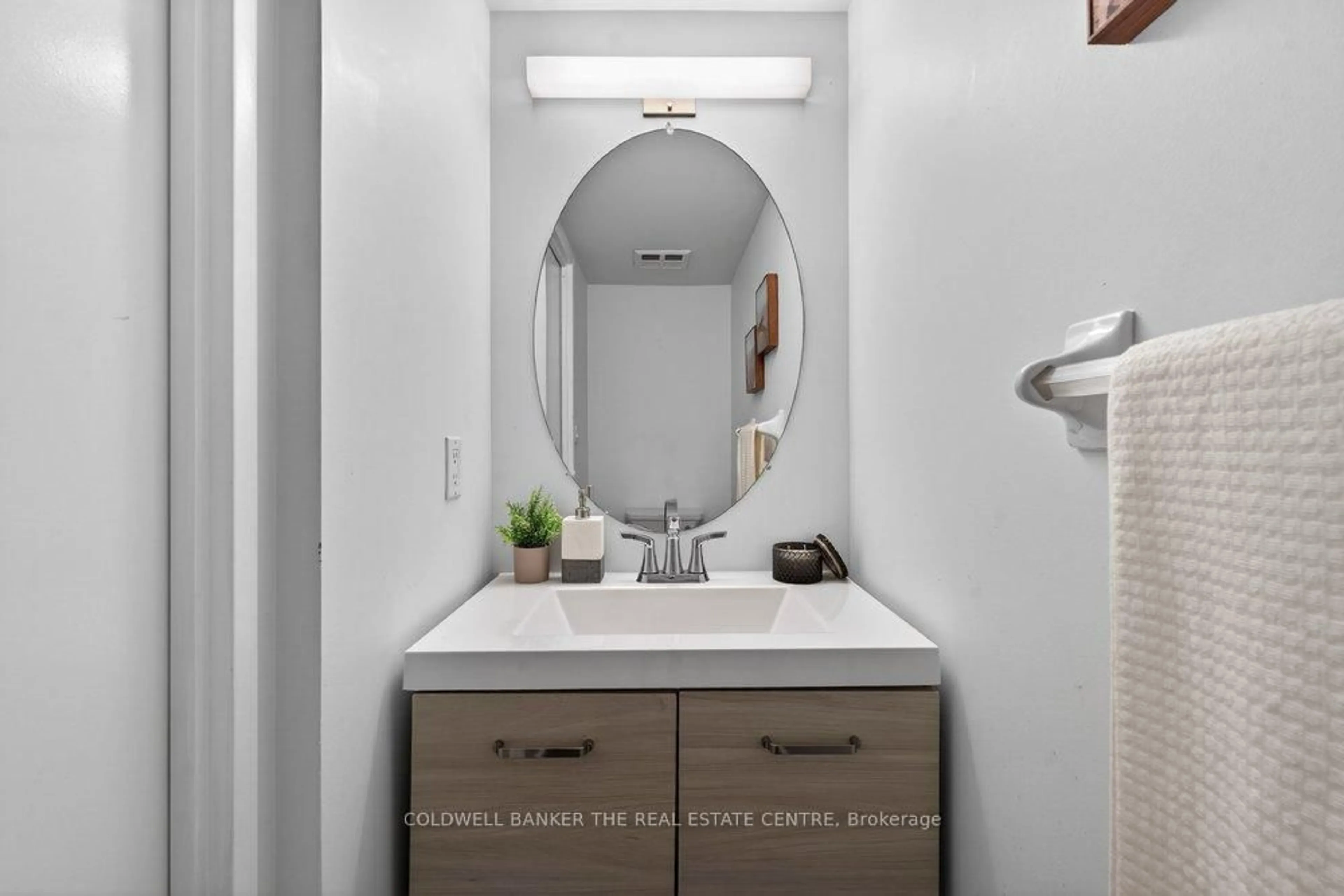 Standard bathroom, ceramic/tile floor for 200 Manitoba St #224, Toronto Ontario M8Y 3Y9