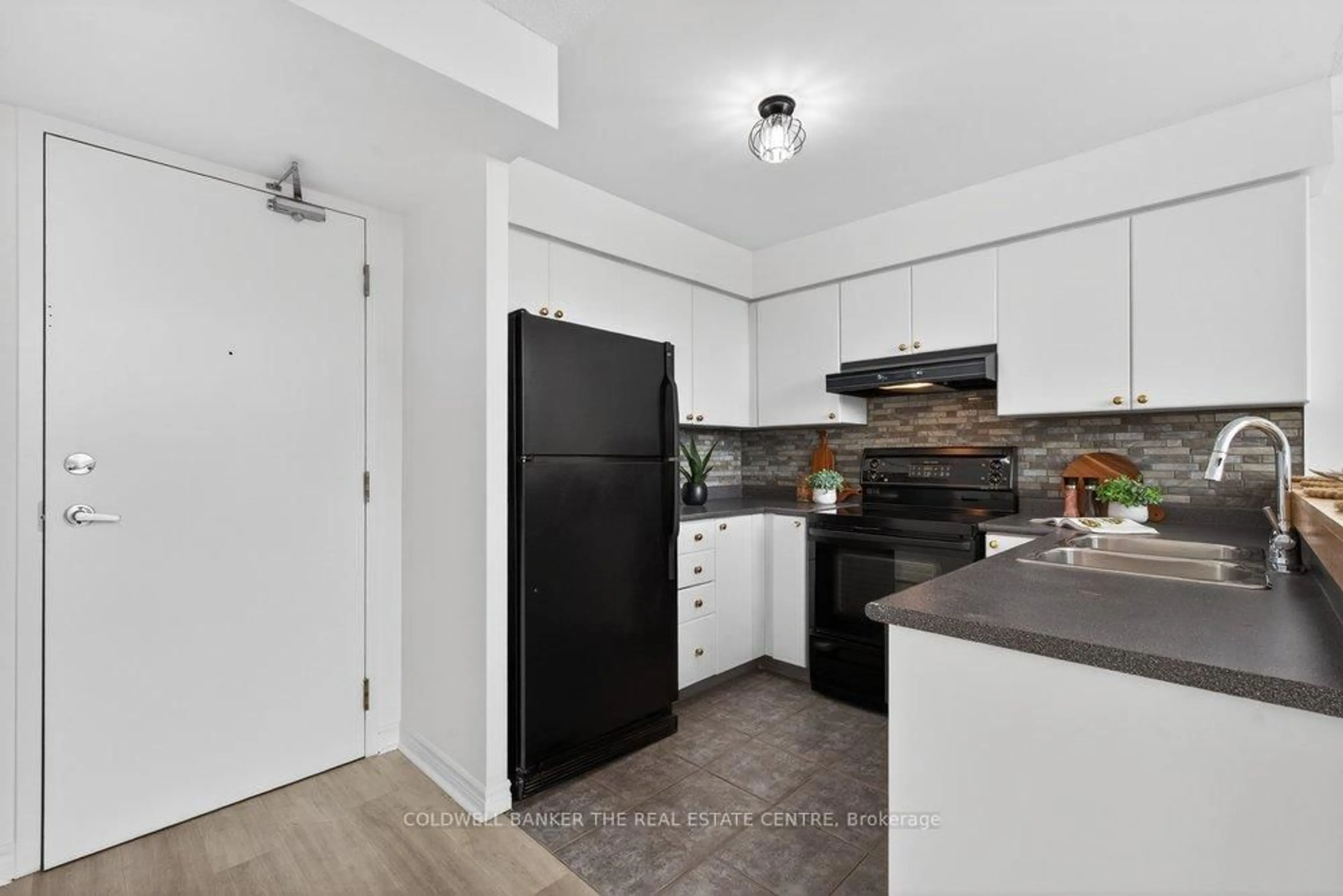 Standard kitchen, unknown for 200 Manitoba St #224, Toronto Ontario M8Y 3Y9