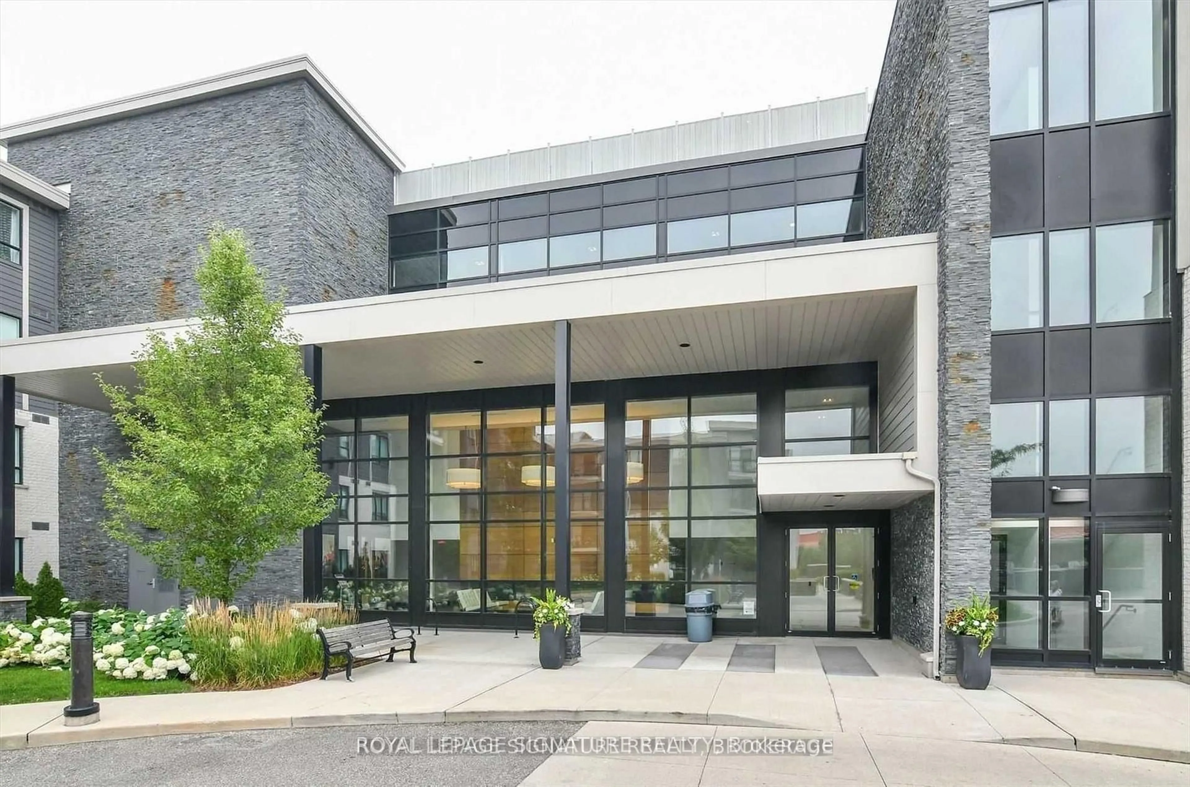 Indoor foyer for 3170 Erin Mills Pkwy #105, Mississauga Ontario L5L 0B6