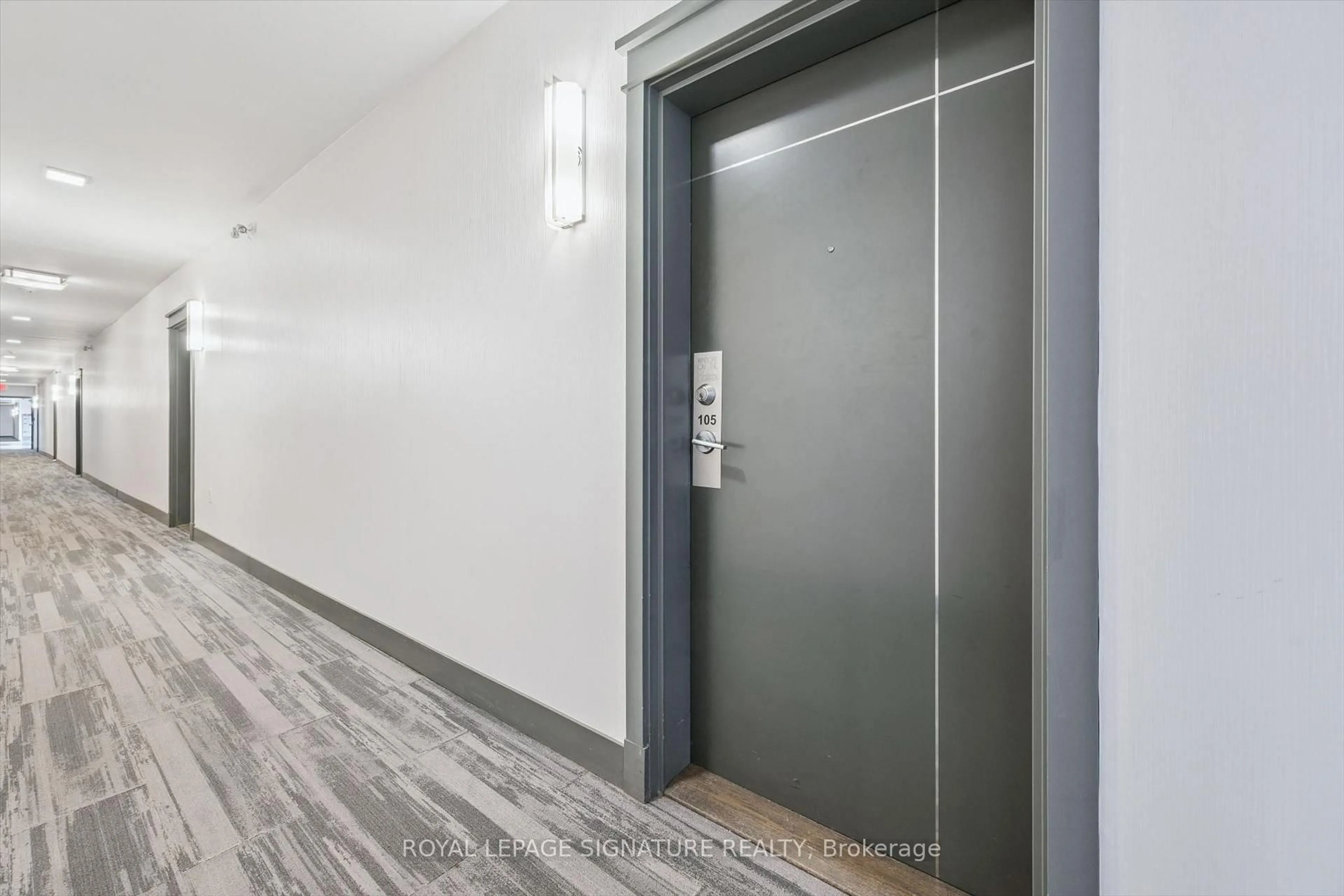Indoor foyer for 3170 Erin Mills Pkwy #105, Mississauga Ontario L5L 0B6