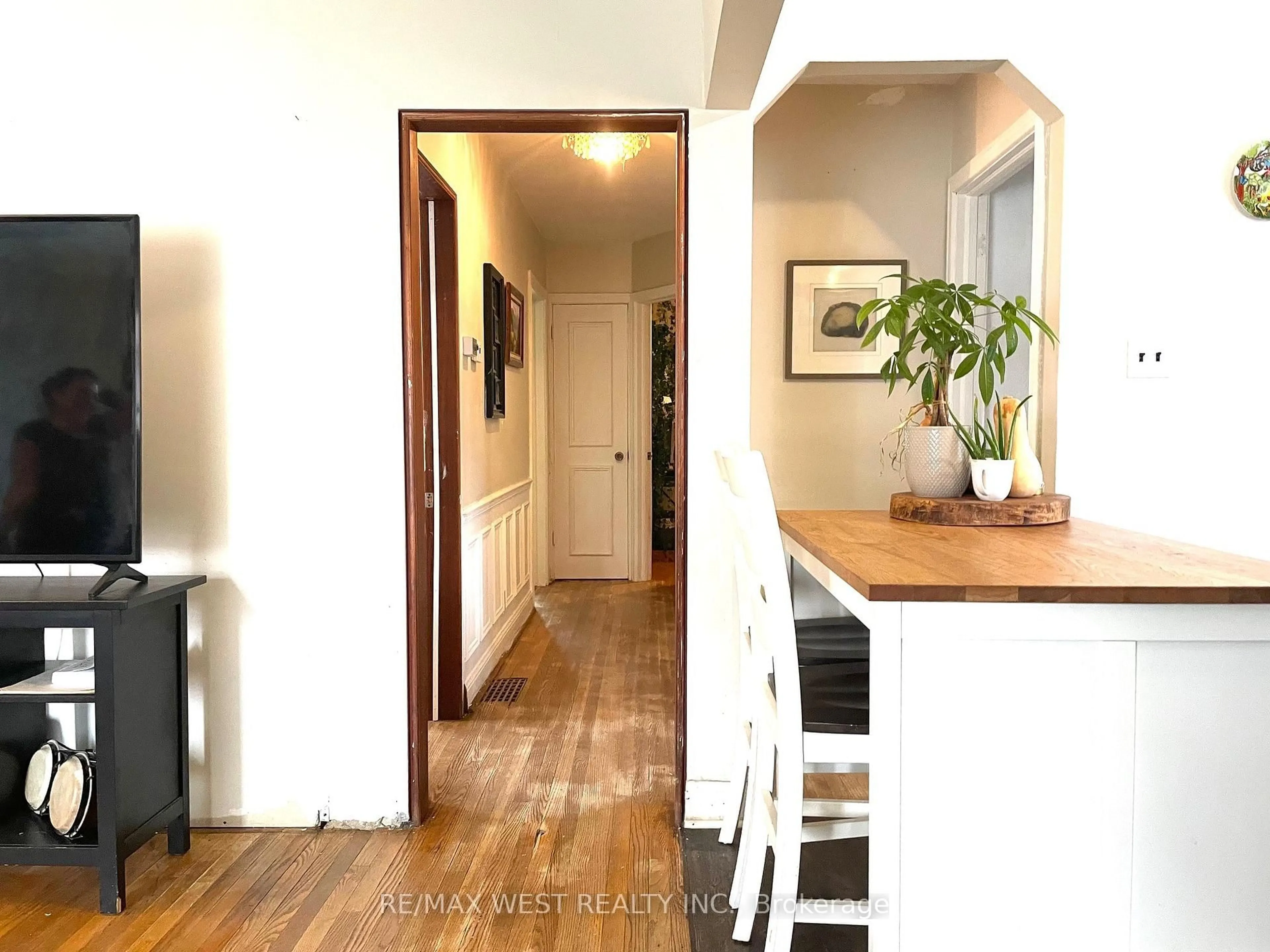 Indoor entryway for 4 Parkchester Rd, Toronto Ontario M6M 2R9