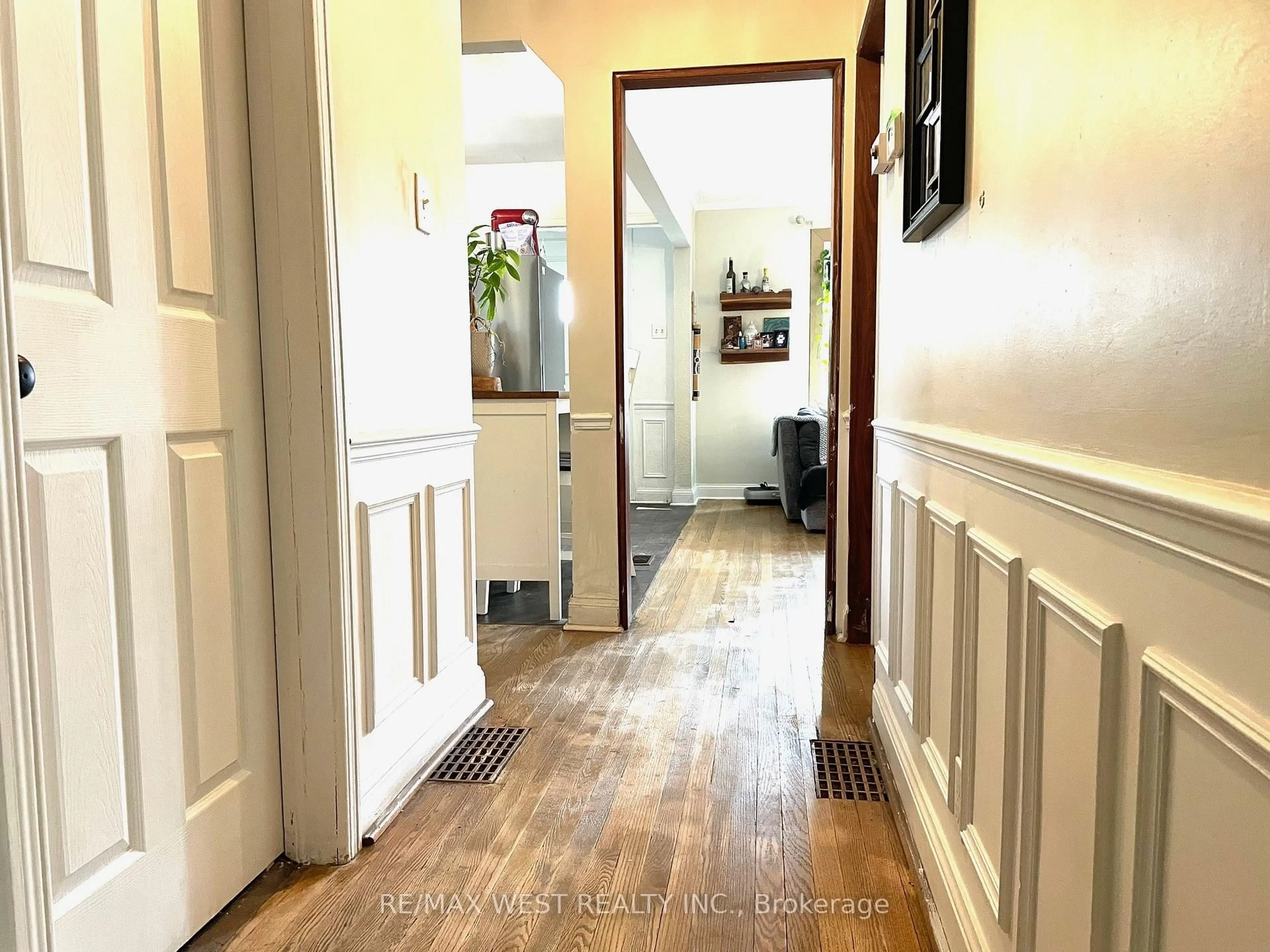 Indoor entryway for 4 Parkchester Rd, Toronto Ontario M6M 2R9