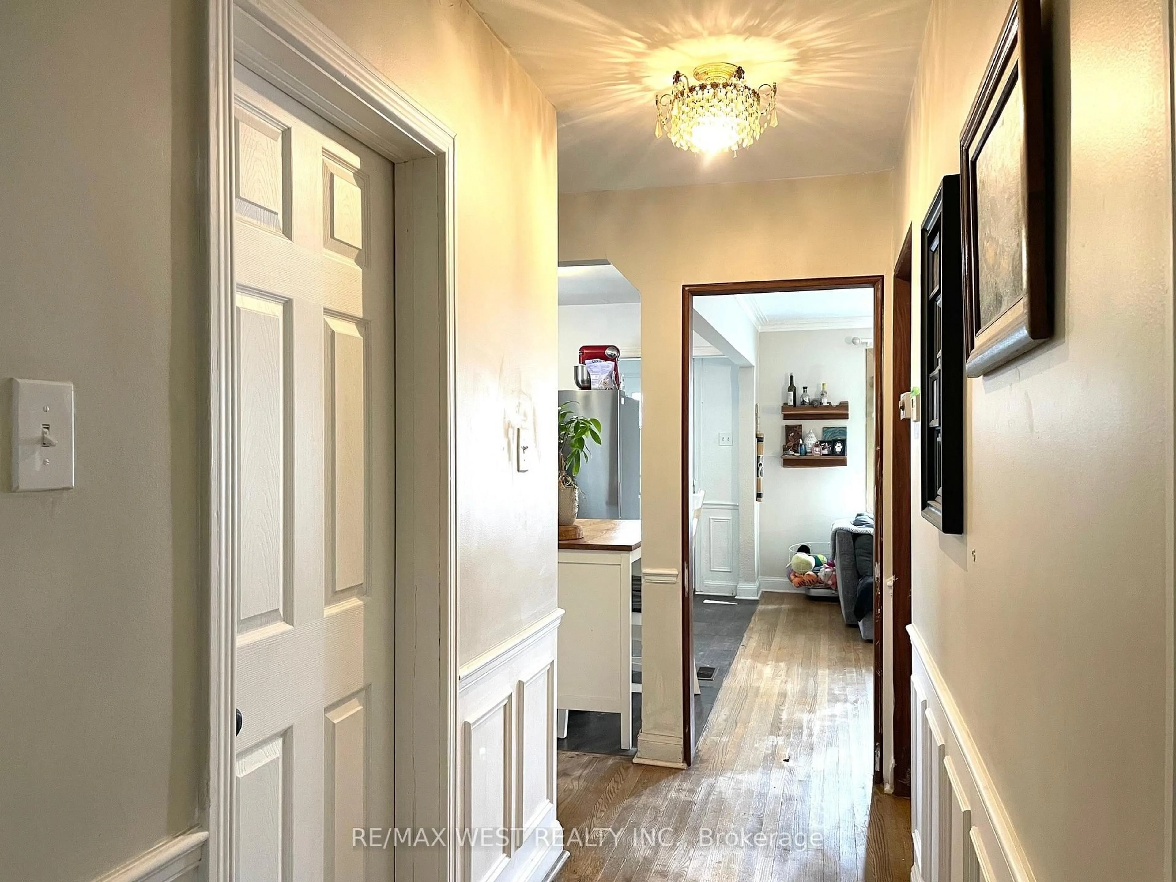 Indoor entryway for 4 Parkchester Rd, Toronto Ontario M6M 2R9