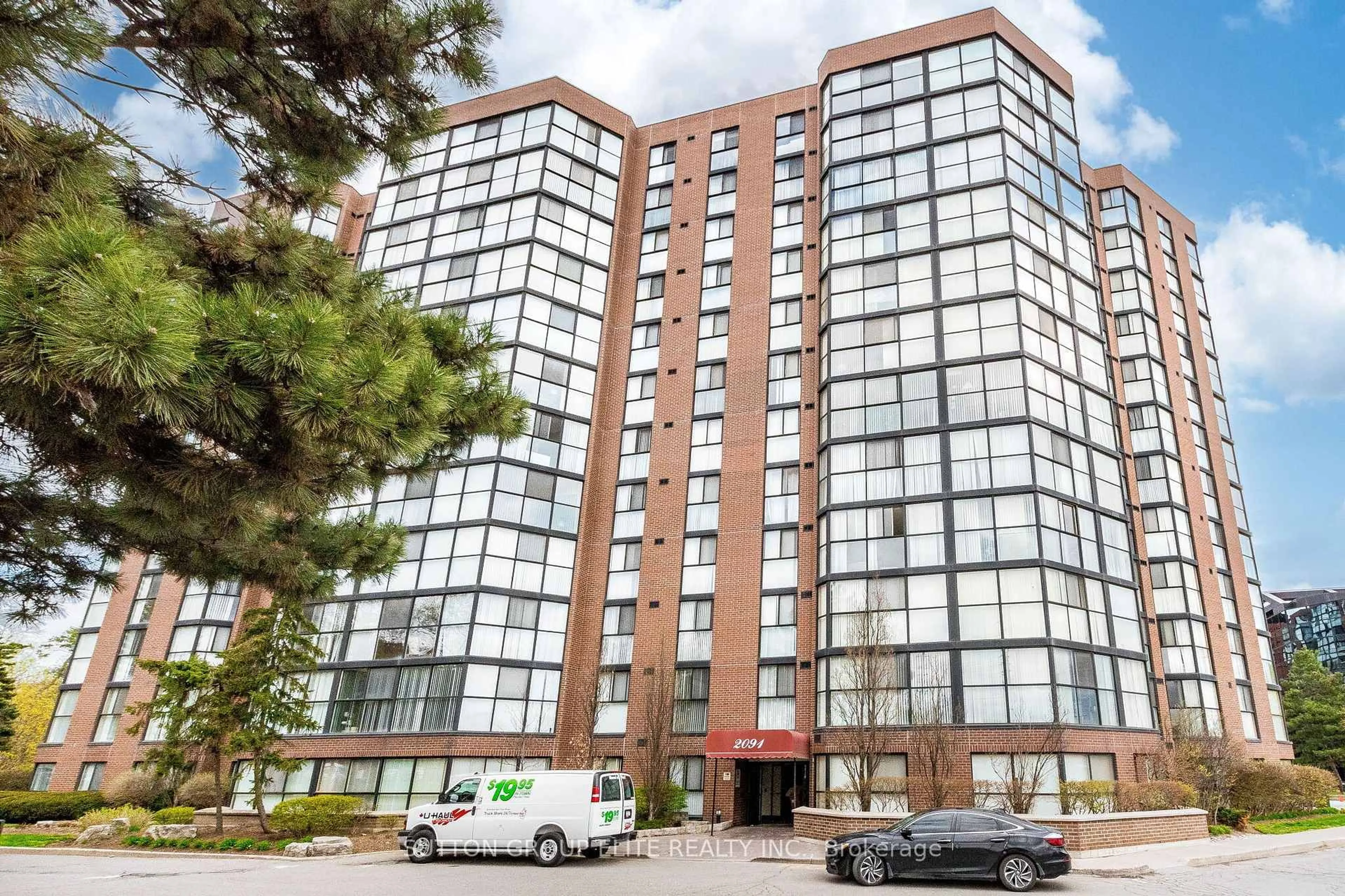 Indoor foyer for 2091 Hurontario St #307, Mississauga Ontario L5A 4E6