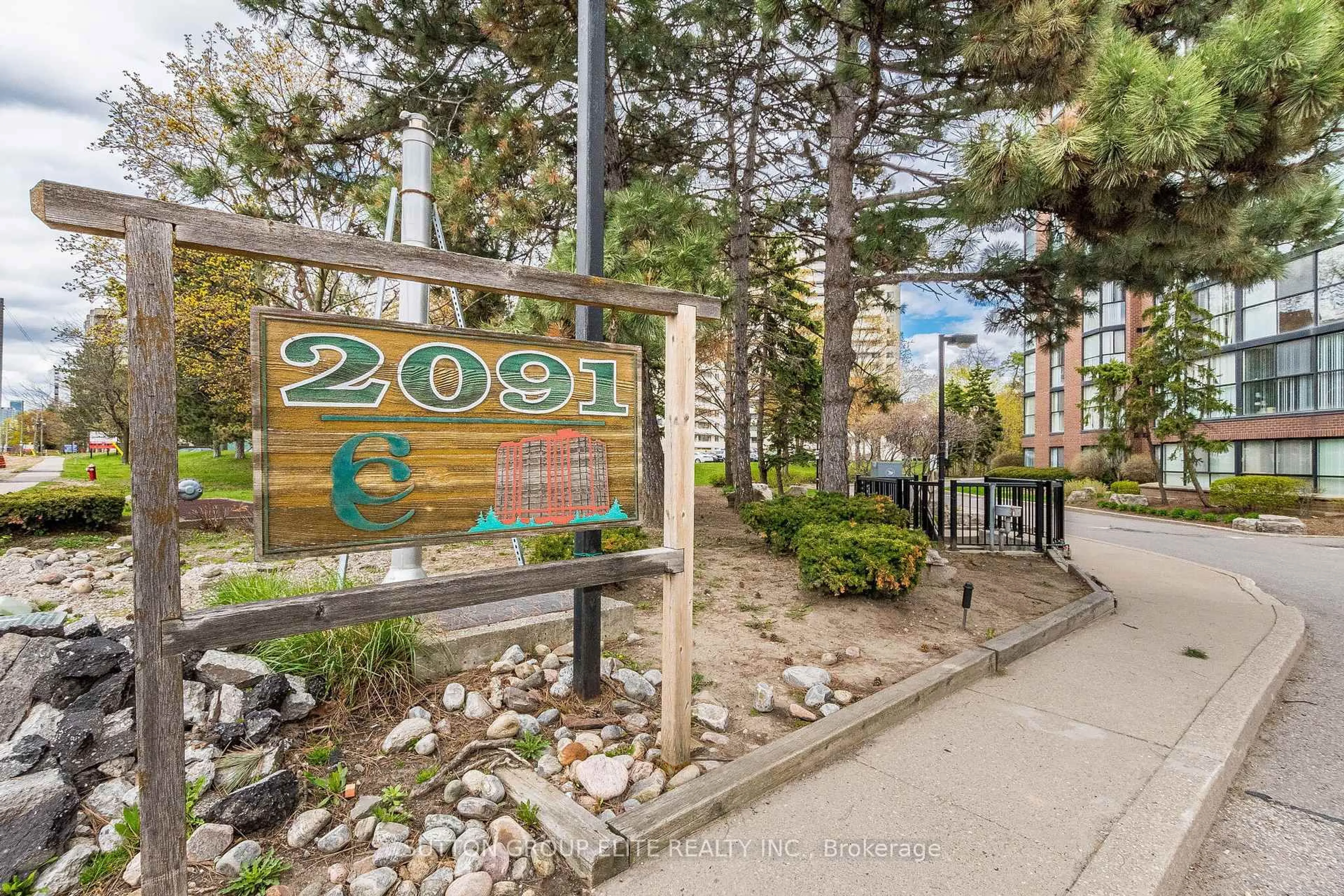 Unknown for 2091 Hurontario St #307, Mississauga Ontario L5A 4E6