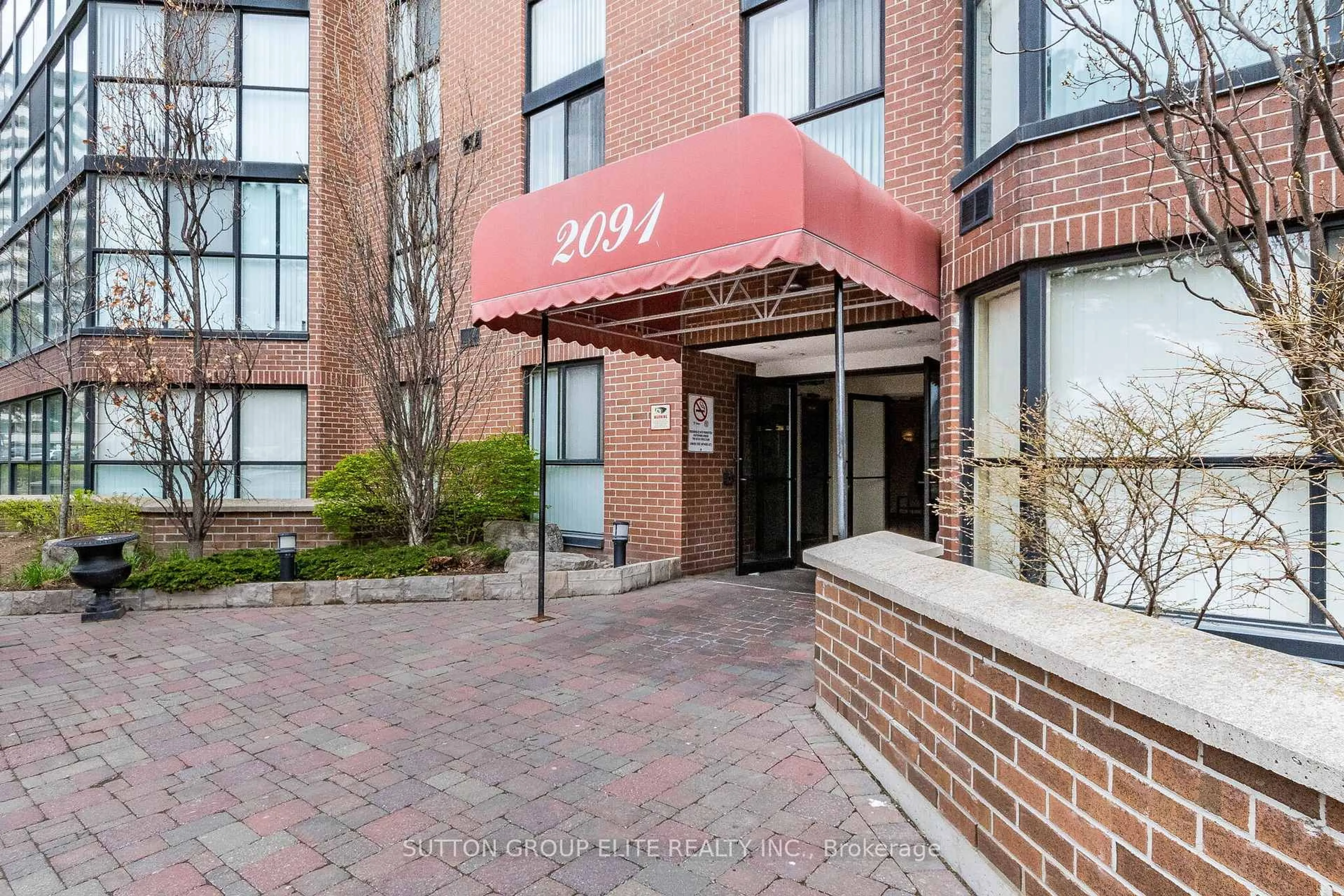 Indoor foyer for 2091 Hurontario St #307, Mississauga Ontario L5A 4E6