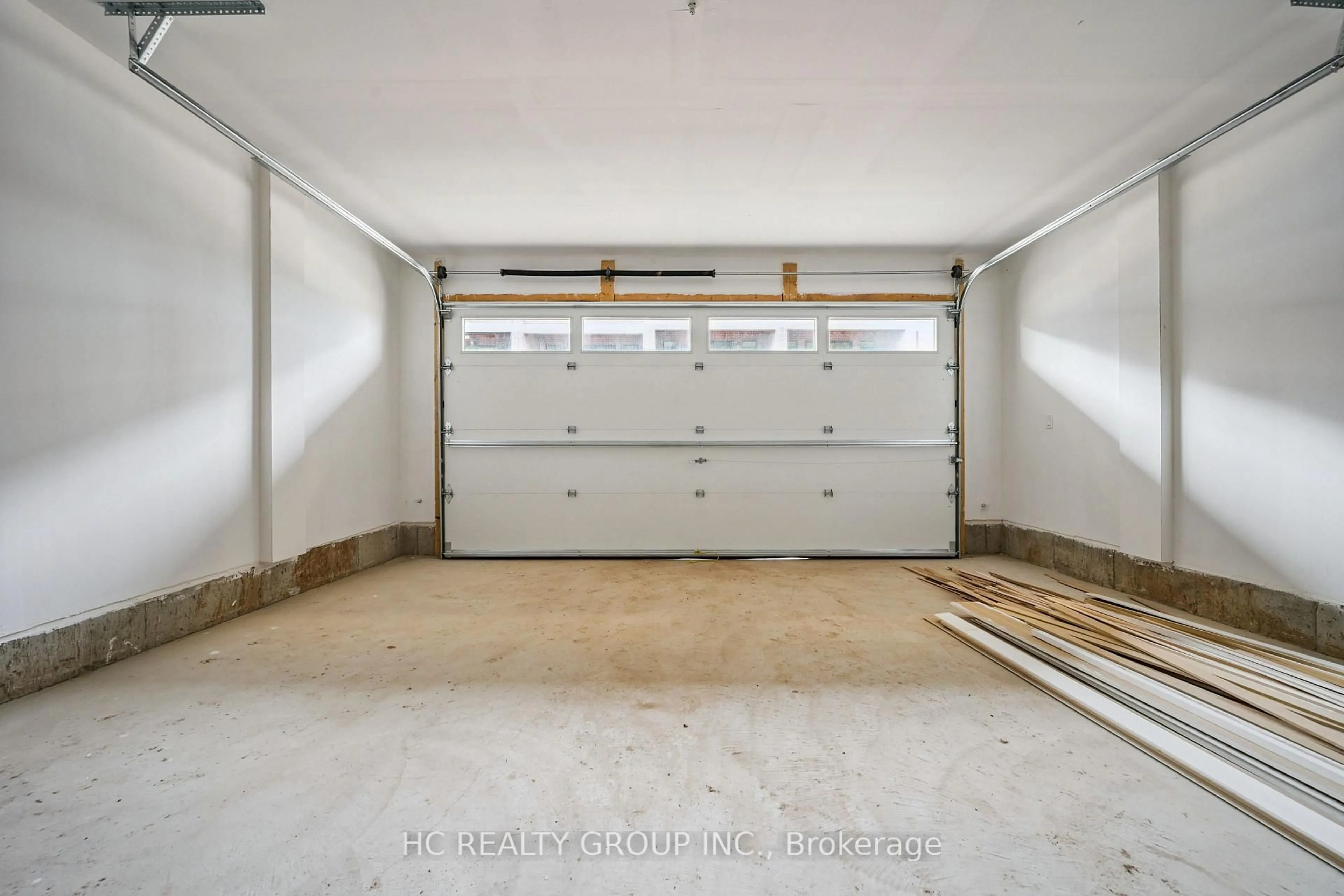 Indoor garage for 3304 -Lot 122 Taha Gdns, Oakville Ontario L6M 5S9