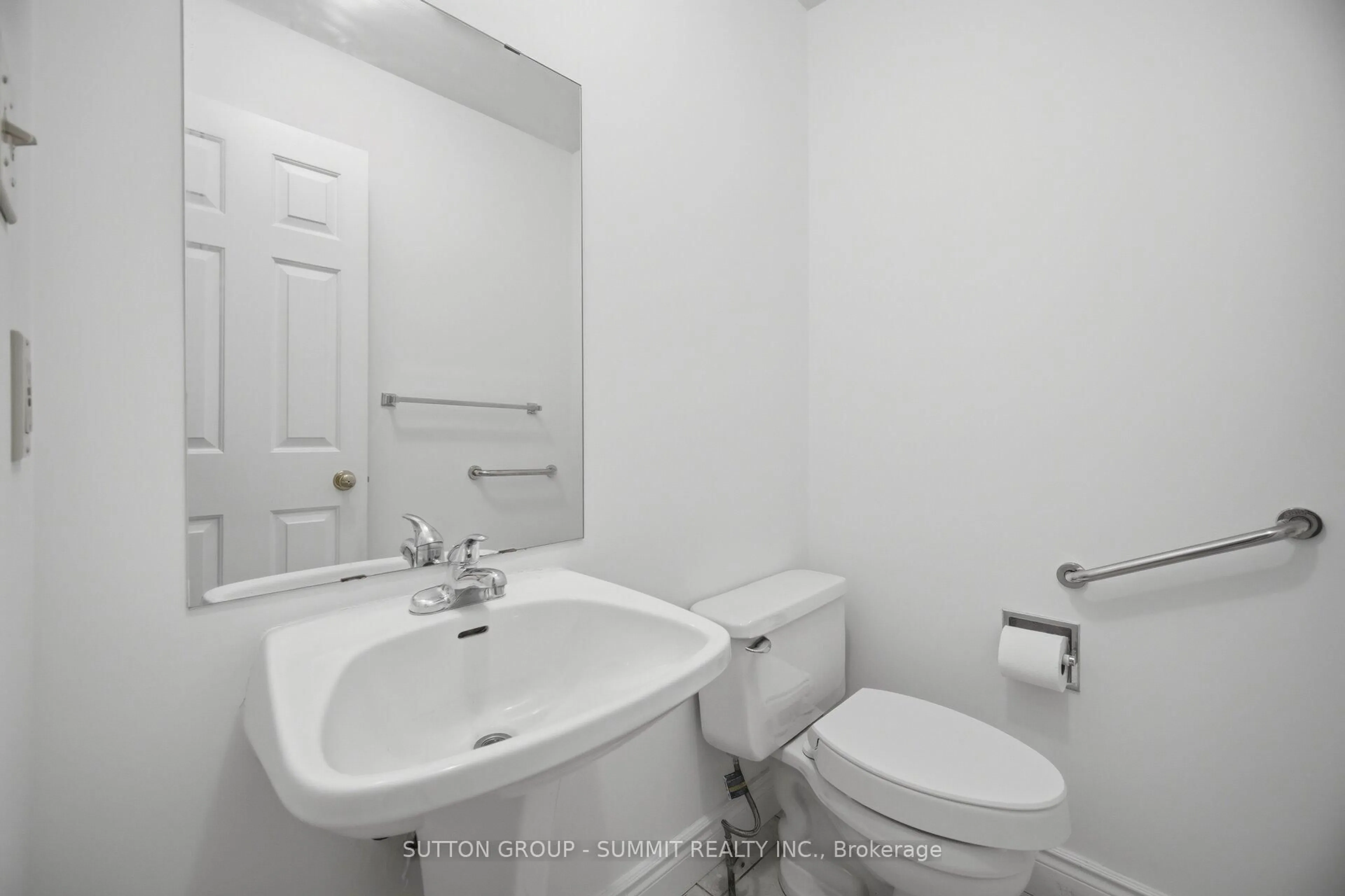 Standard bathroom, floor is not visible for 648 Esprit Cres, Mississauga Ontario L5R 3B9