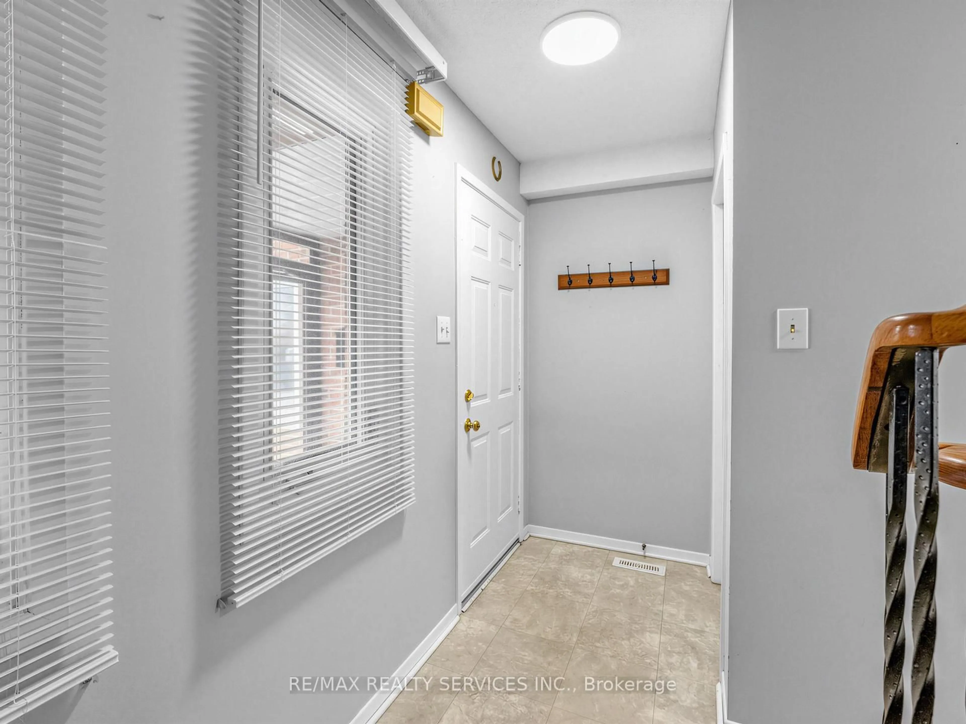 Indoor entryway for 32 Helios Pl, Brampton Ontario L6Z 2B2
