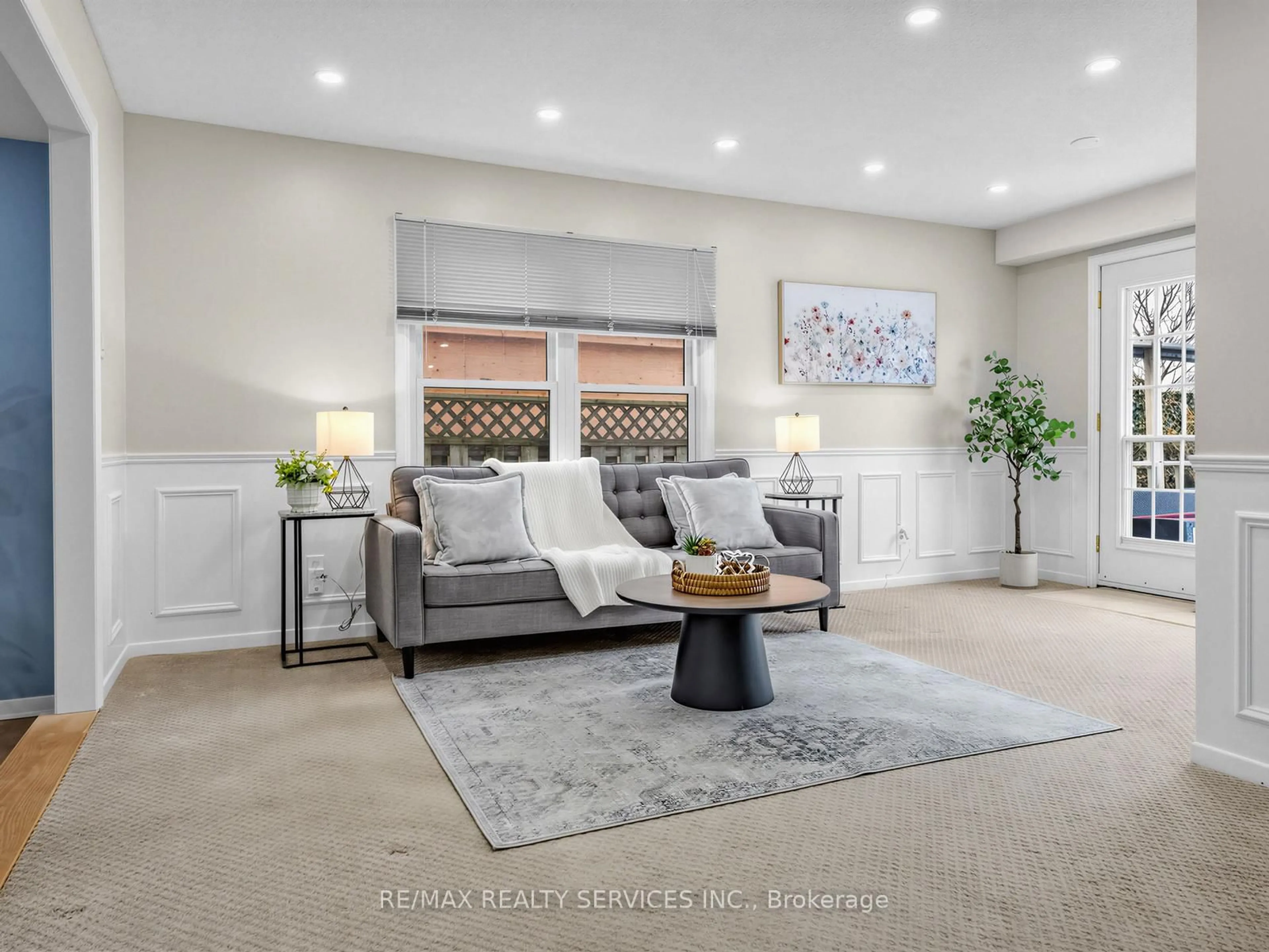 Living room with furniture, unknown for 32 Helios Pl, Brampton Ontario L6Z 2B2