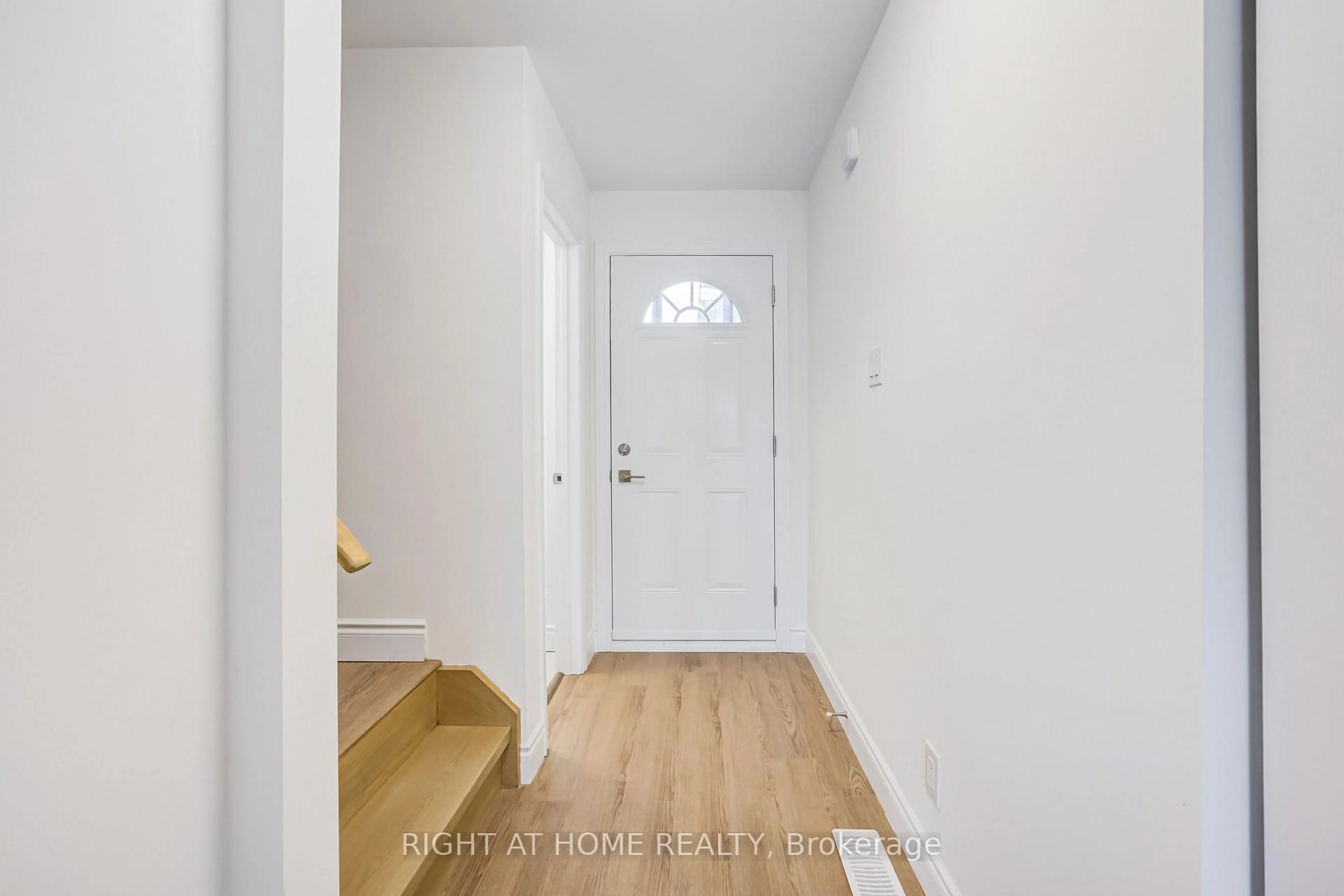 Indoor entryway for 2687 Bromsgrove Rd #6, Mississauga Ontario L5J 4C6