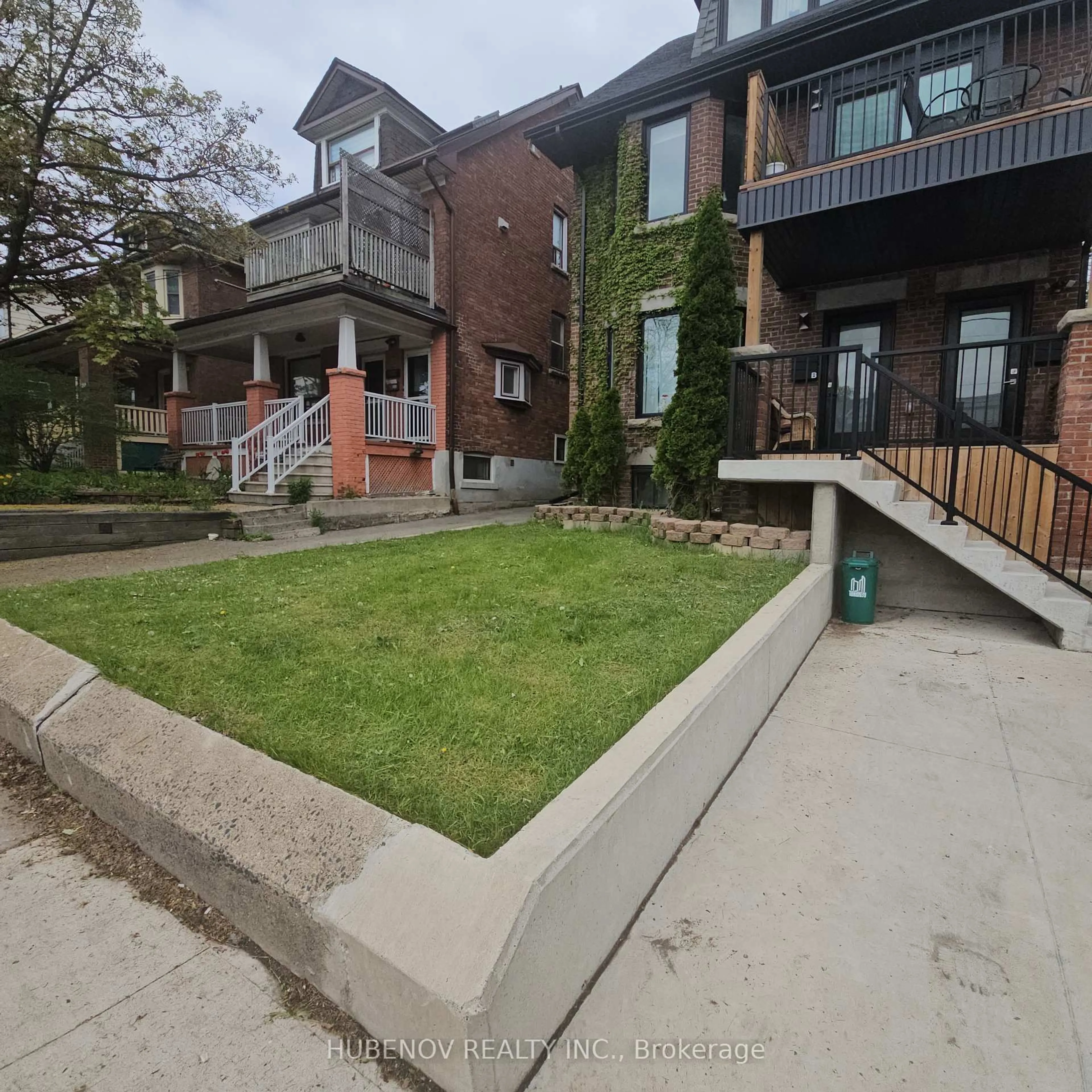 A pic from outside/outdoor area/front of a property/back of a property/a pic from drone, street for 1535 Dufferin St, Toronto Ontario M6H 3L5