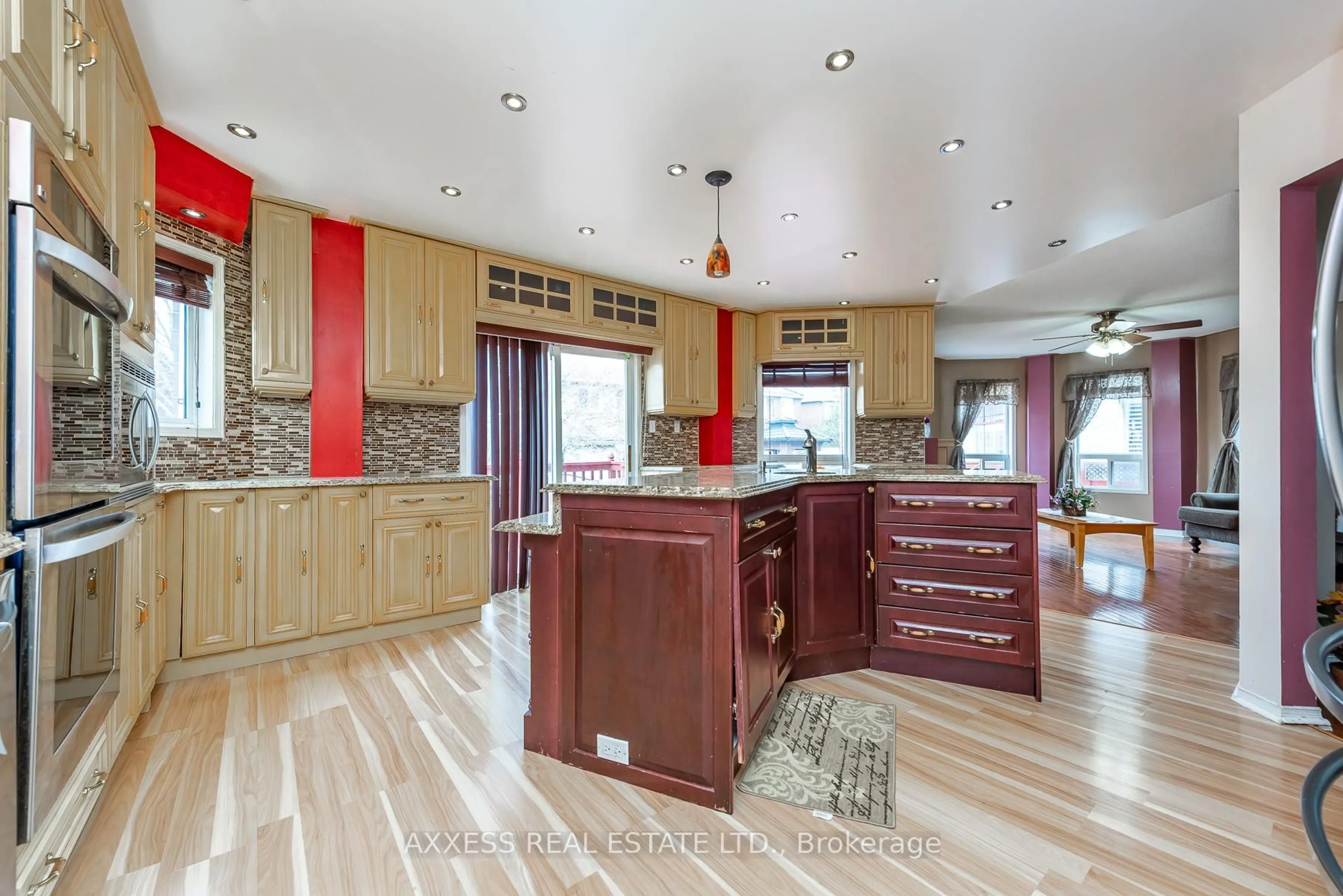 Open concept kitchen, wood/laminate floor for 975 Bristol Rd, Mississauga Ontario L5V 2N9