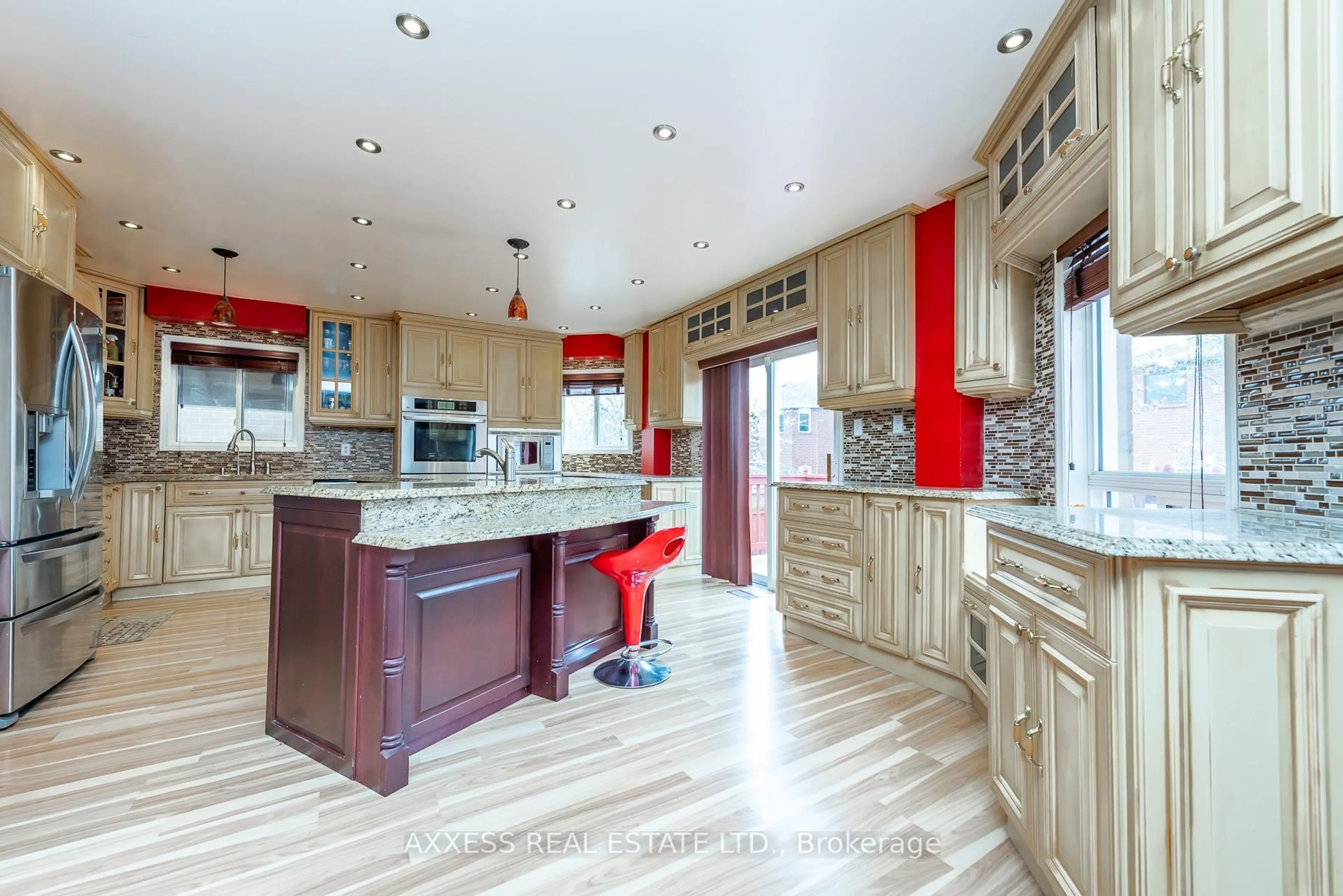 Contemporary kitchen, unknown for 975 Bristol Rd, Mississauga Ontario L5V 2N9