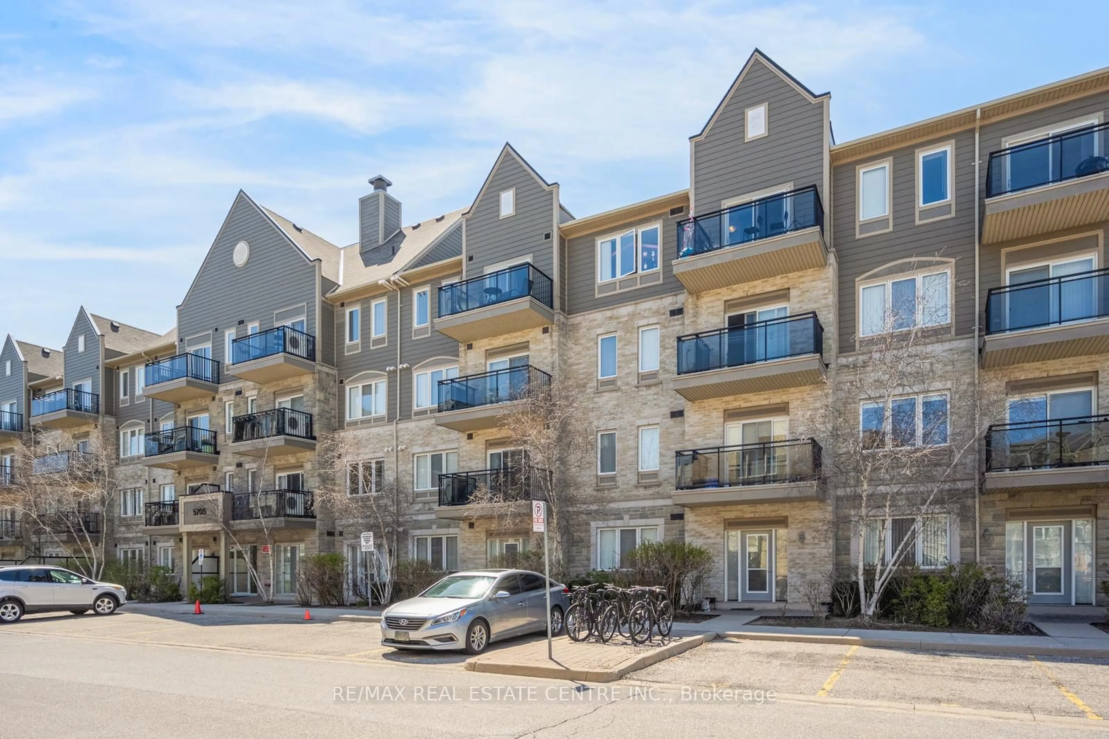 A pic from outside/outdoor area/front of a property/back of a property/a pic from drone, unknown for 5705 Long Valley Rd #307, Mississauga Ontario L5M 0M3