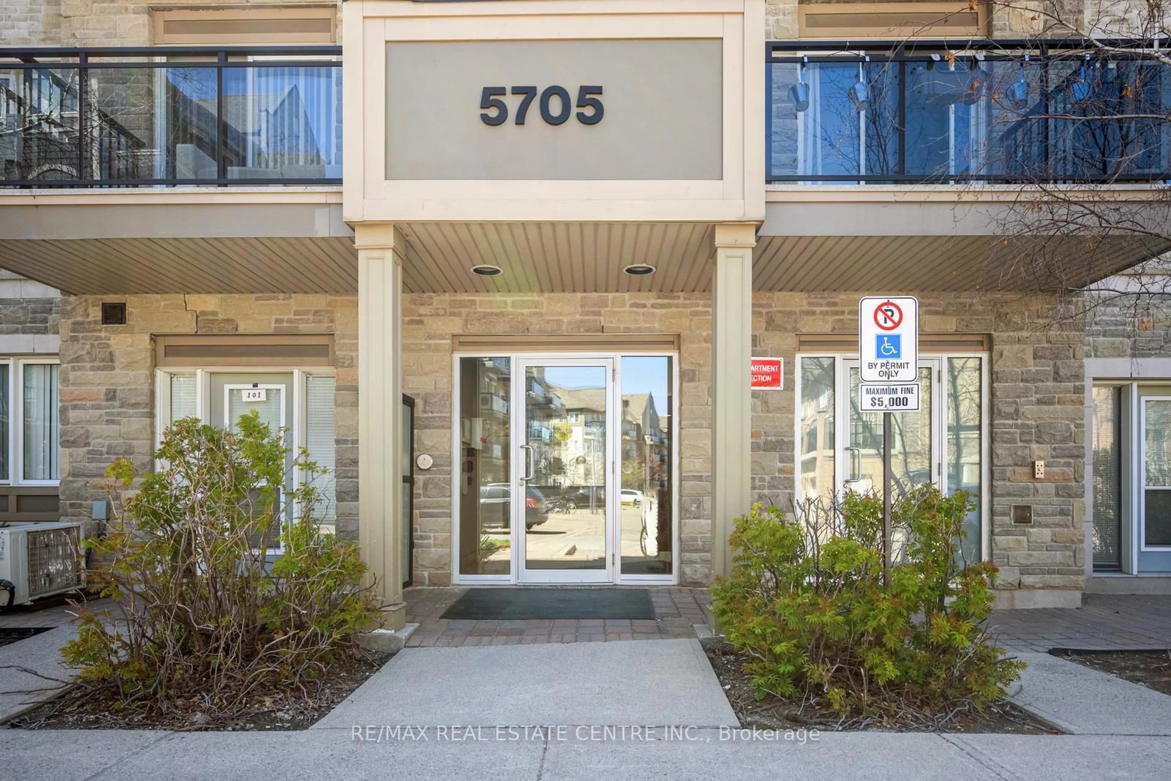 Indoor foyer for 5705 Long Valley Rd #307, Mississauga Ontario L5M 0M3