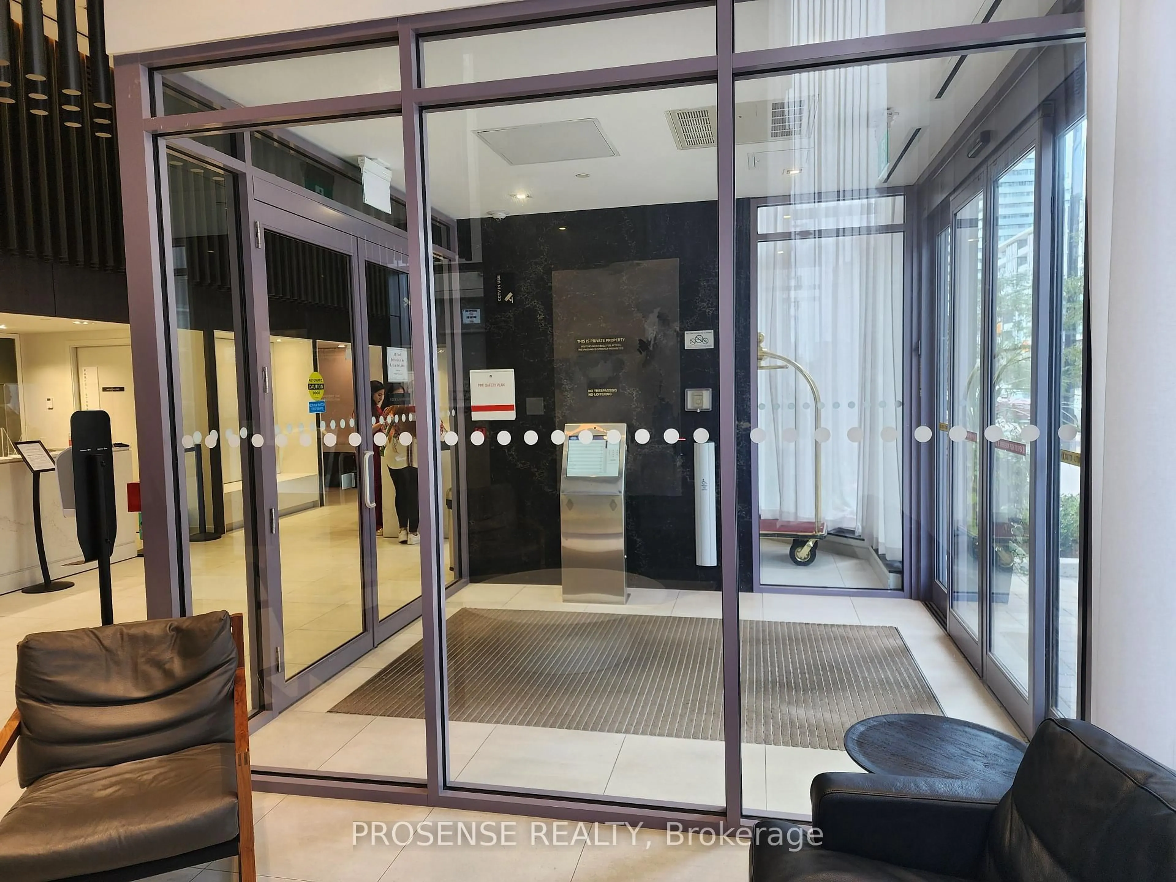 Indoor foyer for 4065 Confederation Pkwy #1101, Mississauga Ontario L5B 0G4