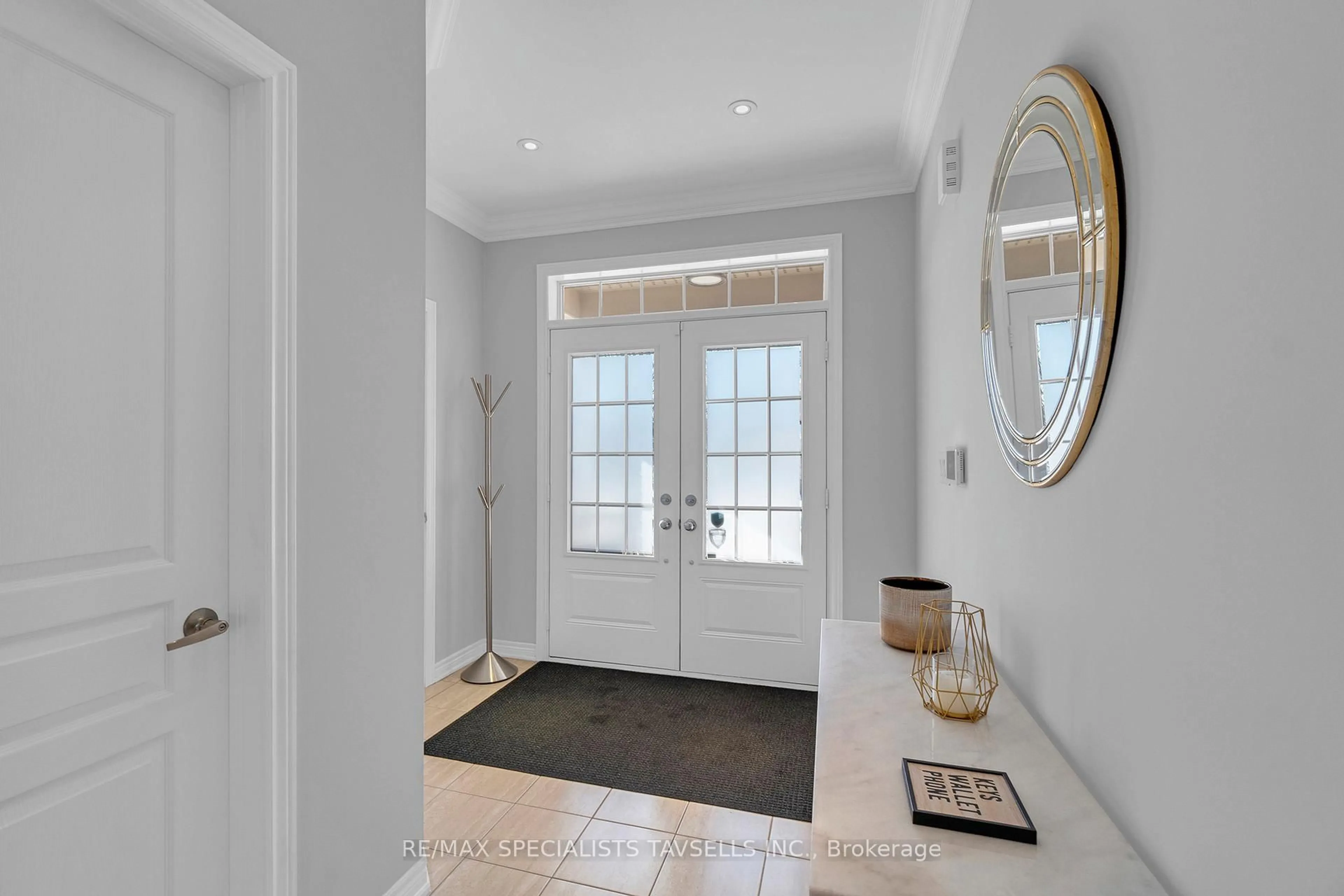 Indoor entryway for 7 Snellview Blvd, Caledon Ontario L7C 3T4