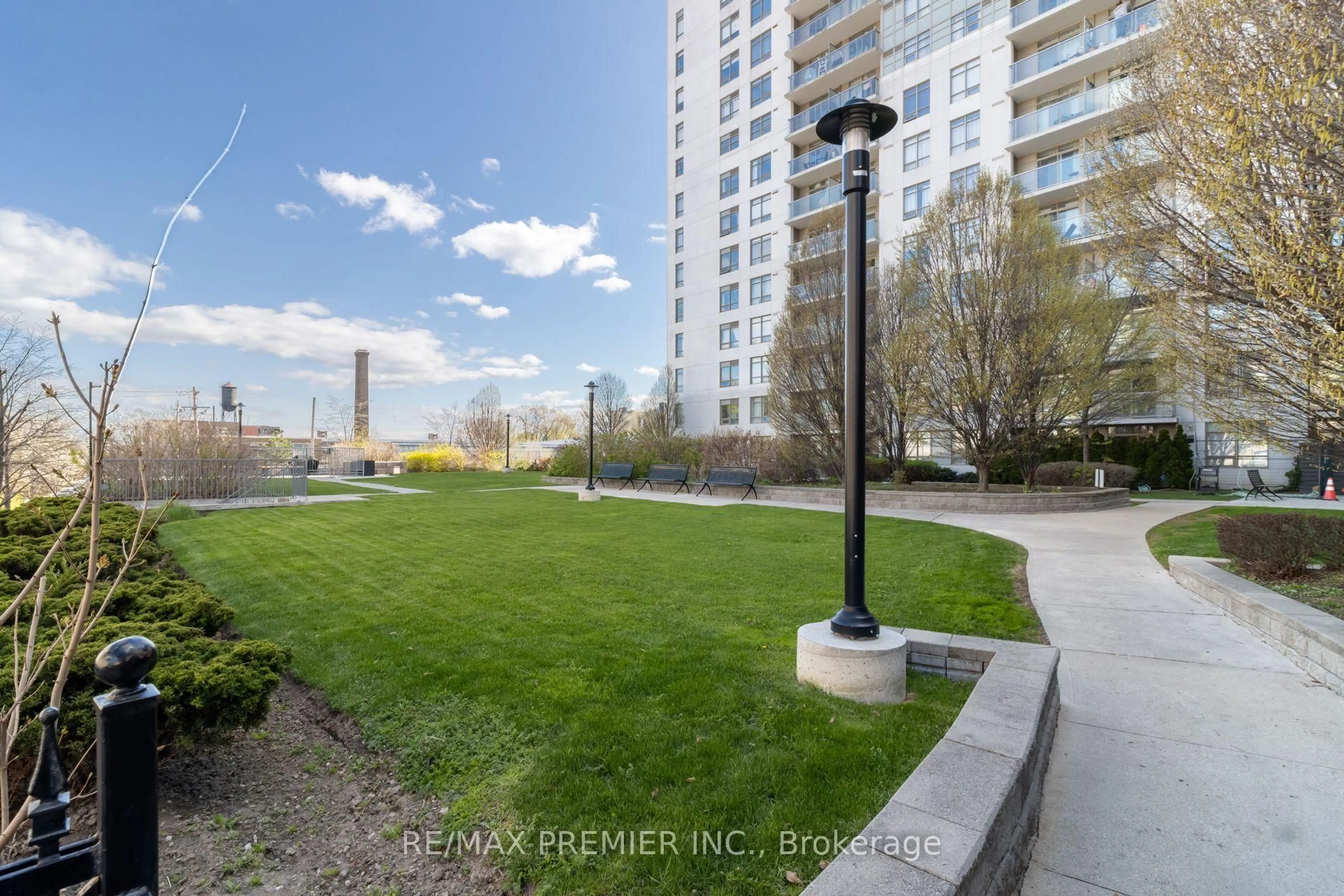 Patio, street for 812 Lansdowne Ave #1011, Toronto Ontario M6H 4K6