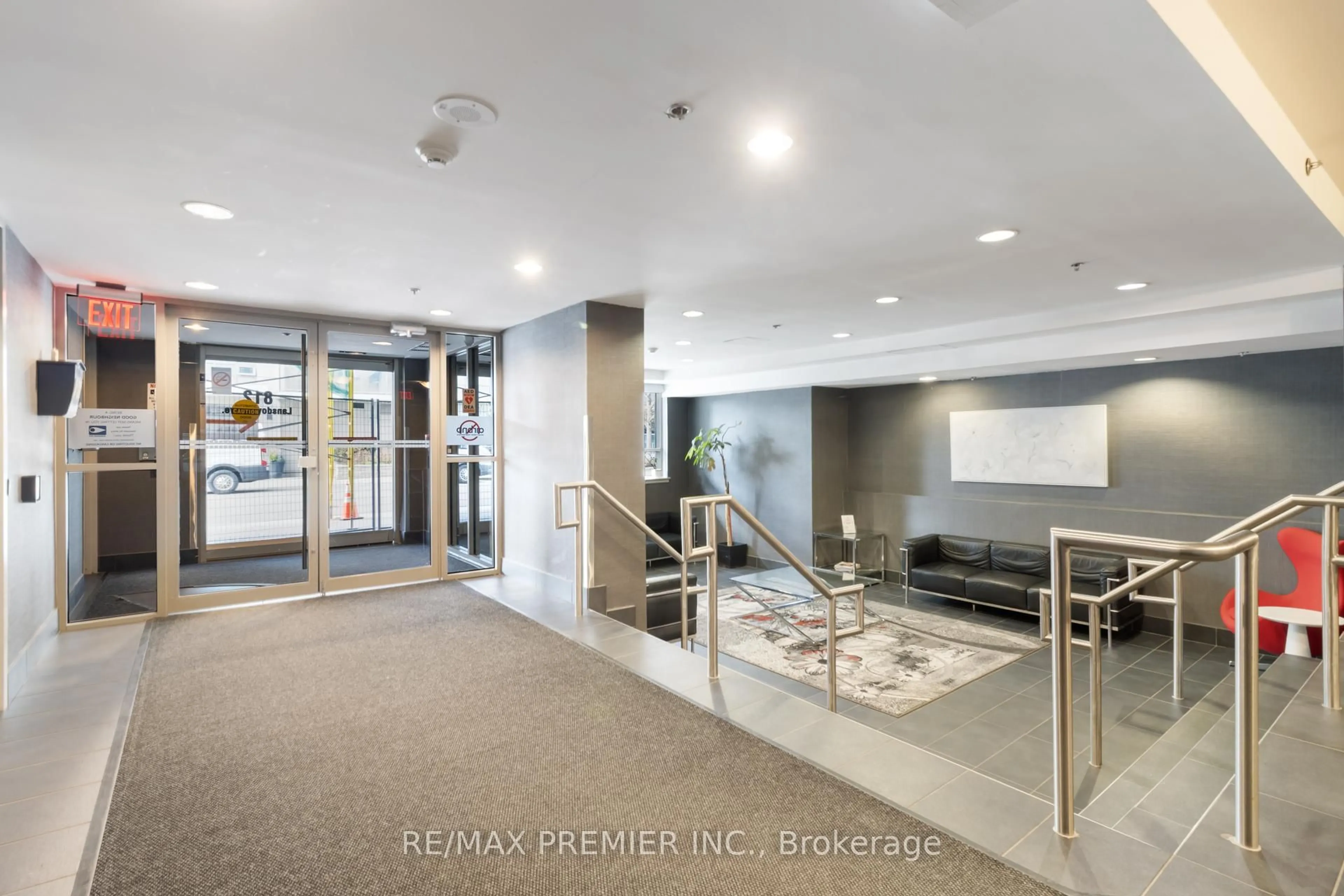 Indoor foyer for 812 Lansdowne Ave #1011, Toronto Ontario M6H 4K6