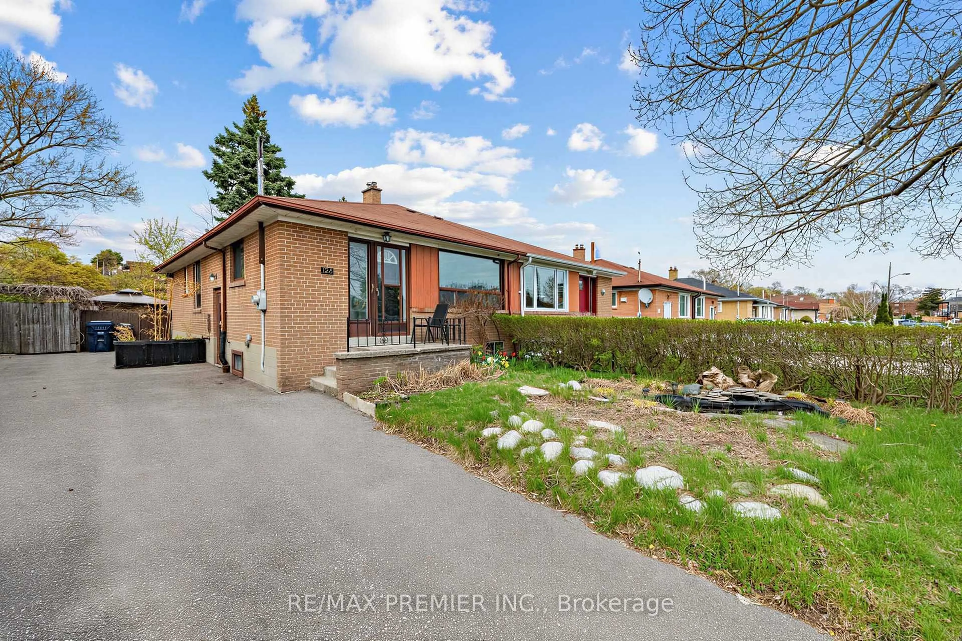 A pic from outside/outdoor area/front of a property/back of a property/a pic from drone, street for 126 Langden Ave, Toronto Ontario M6N 2L5