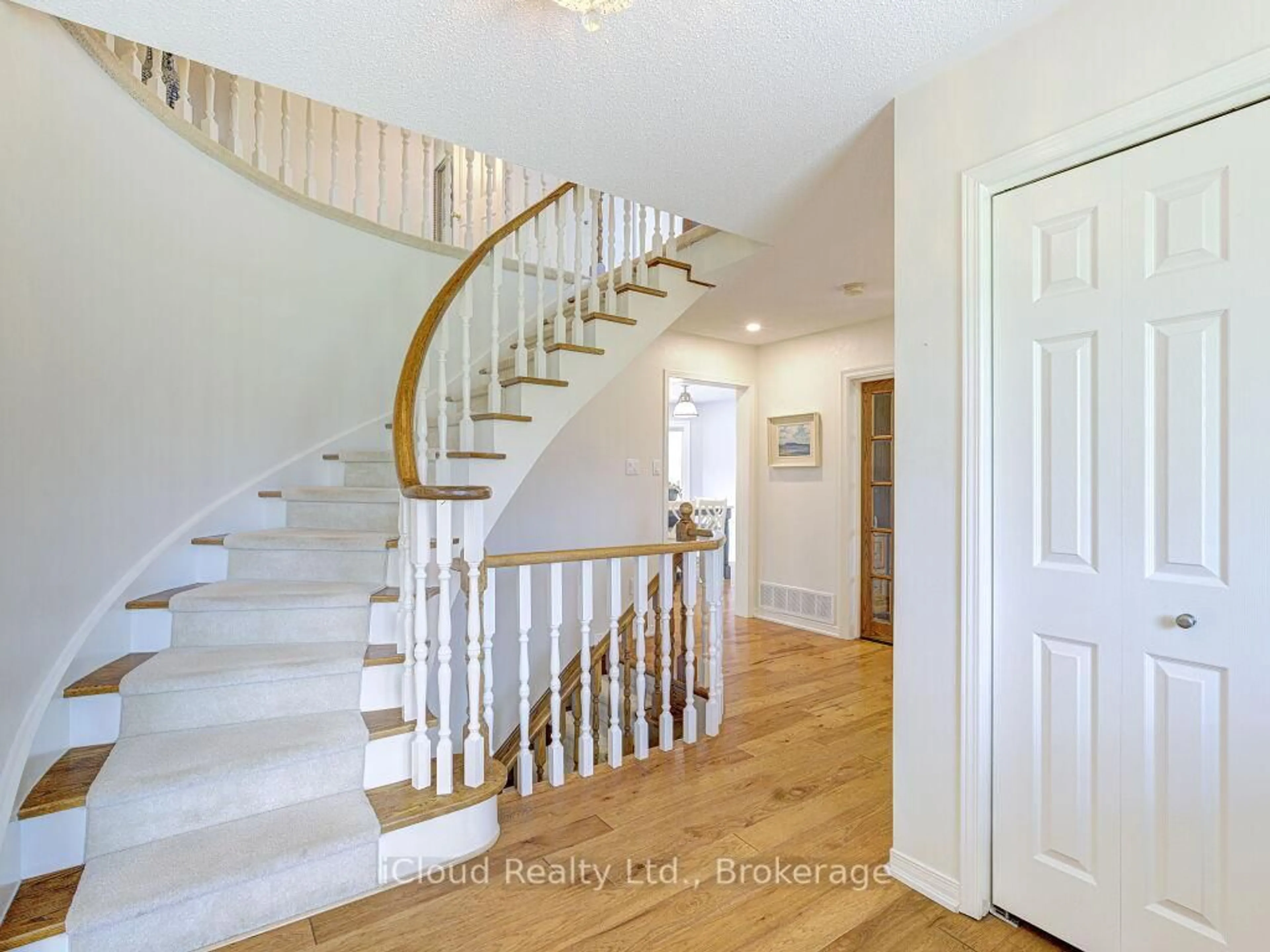 Indoor entryway for 11012 Amos Dr, Milton Ontario L0P 1B0