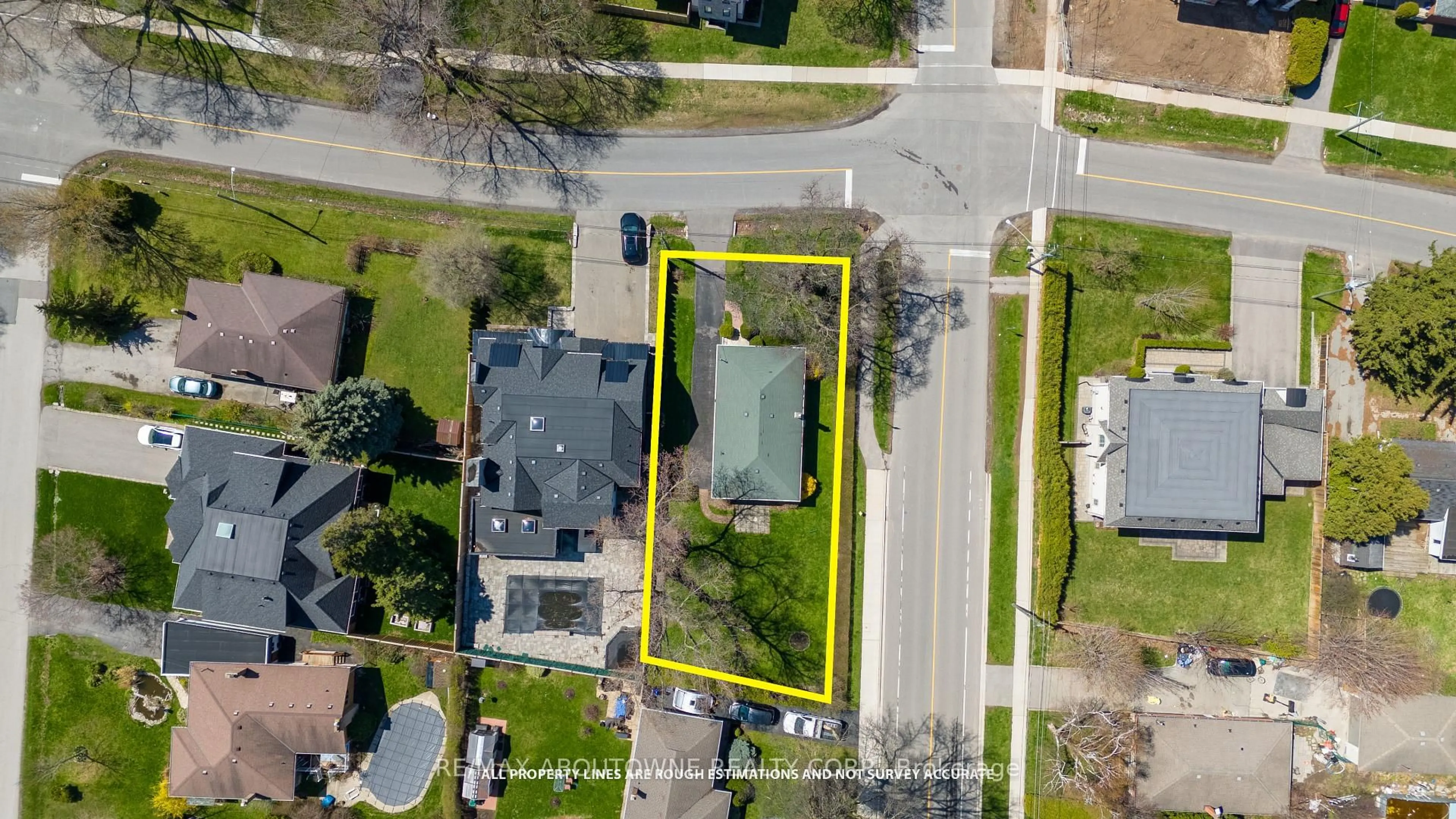 A pic from outside/outdoor area/front of a property/back of a property/a pic from drone, street for 493 Lees Lane, Oakville Ontario L6L 4T3