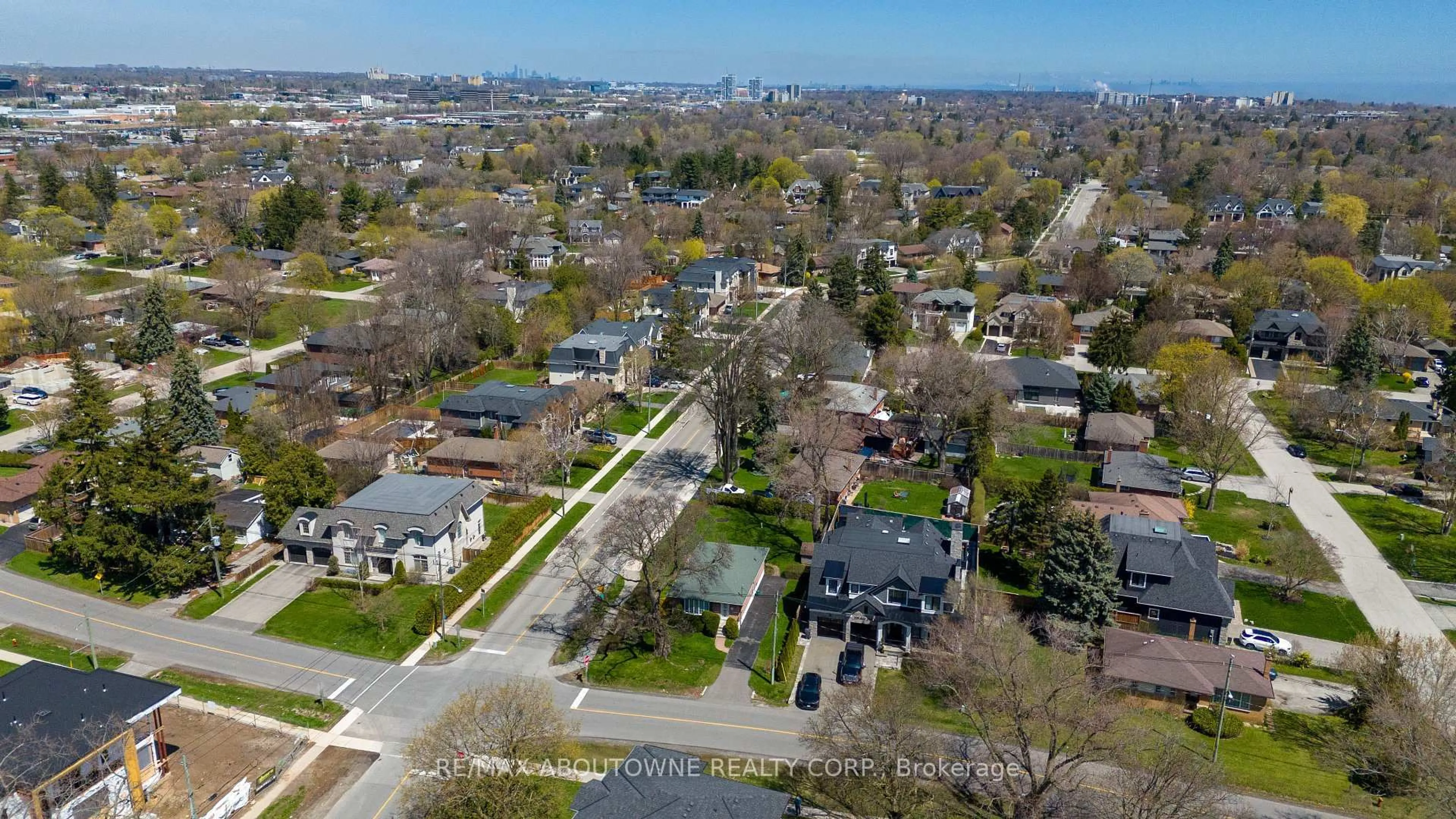 A pic from outside/outdoor area/front of a property/back of a property/a pic from drone, street for 493 Lees Lane, Oakville Ontario L6L 4T3