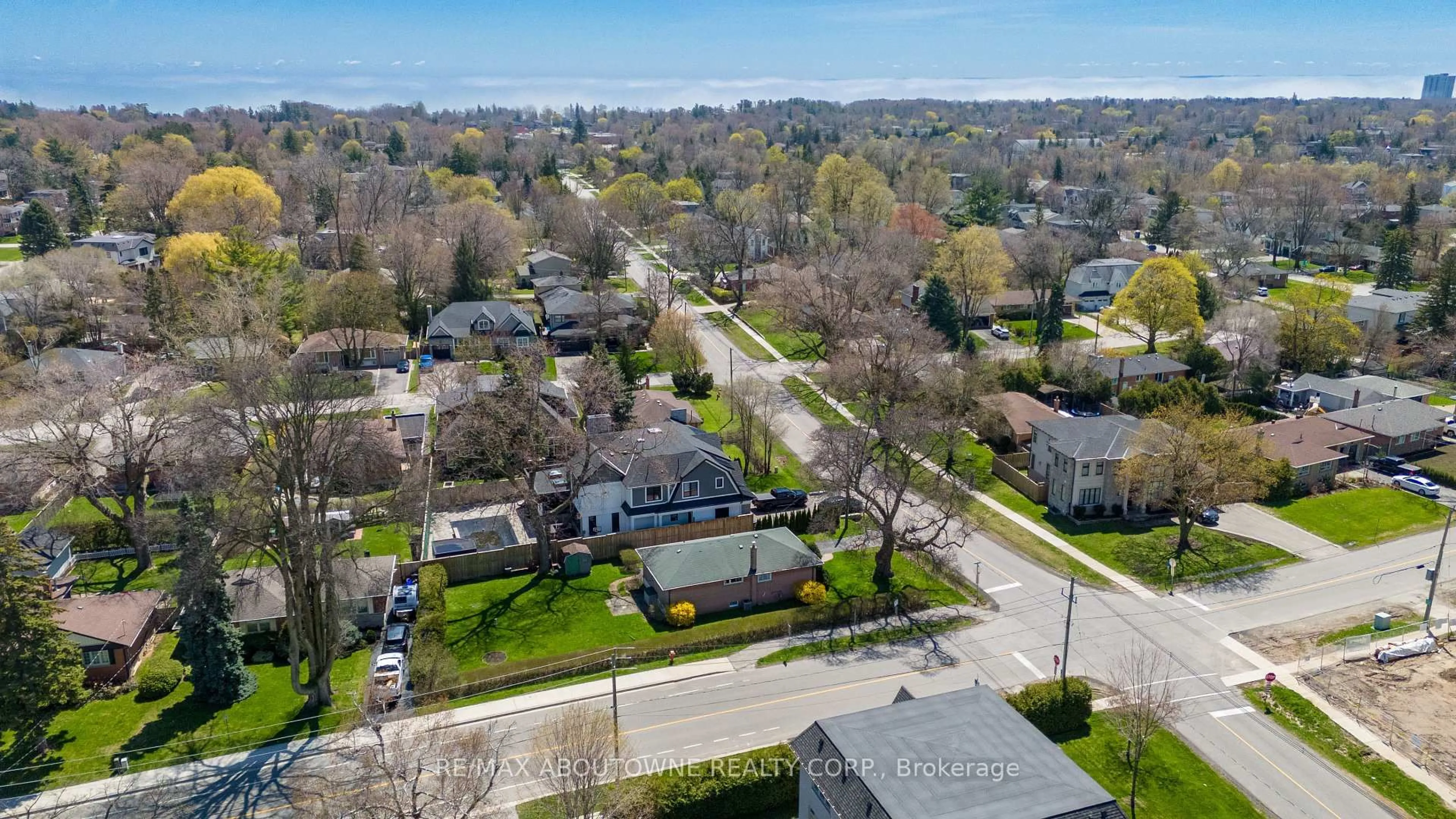 A pic from outside/outdoor area/front of a property/back of a property/a pic from drone, street for 493 Lees Lane, Oakville Ontario L6L 4T3