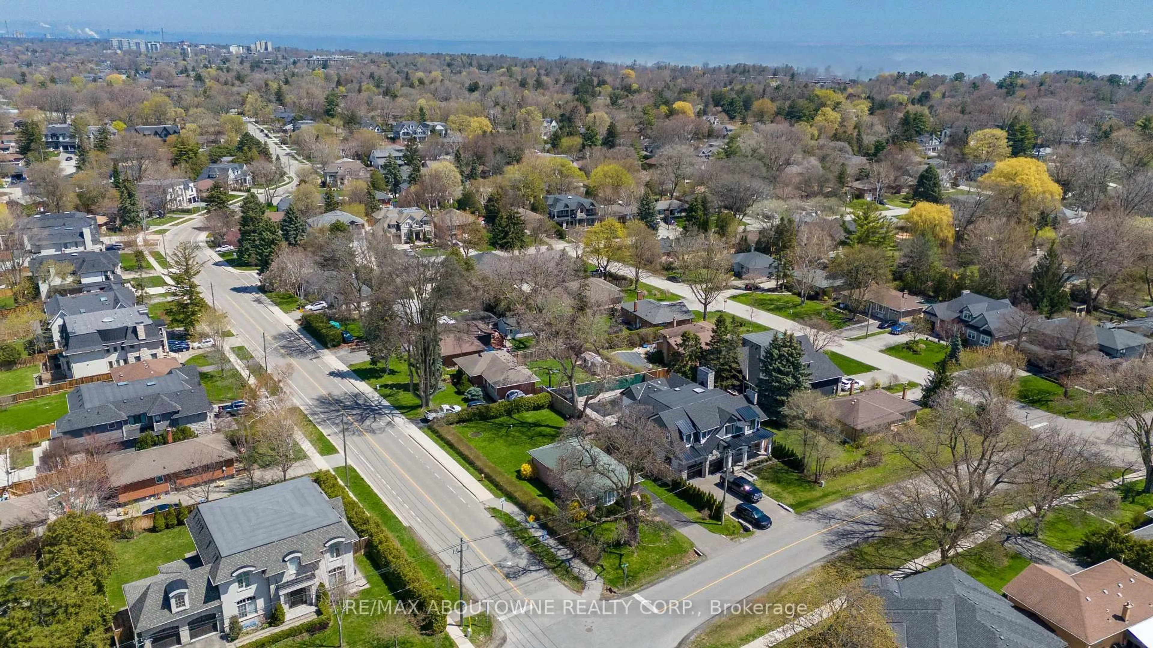 A pic from outside/outdoor area/front of a property/back of a property/a pic from drone, street for 493 Lees Lane, Oakville Ontario L6L 4T3