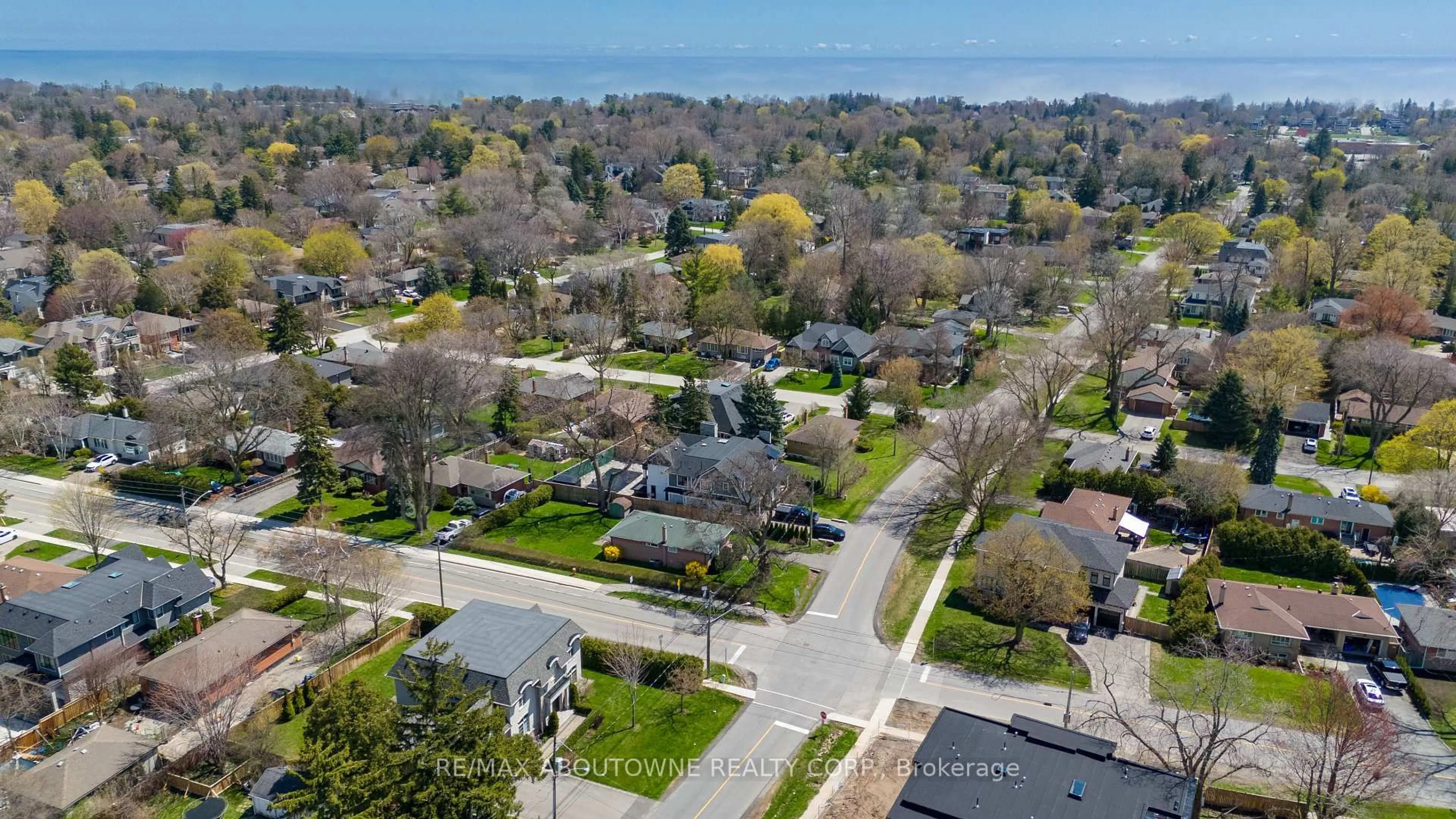 A pic from outside/outdoor area/front of a property/back of a property/a pic from drone, street for 493 Lees Lane, Oakville Ontario L6L 4T3