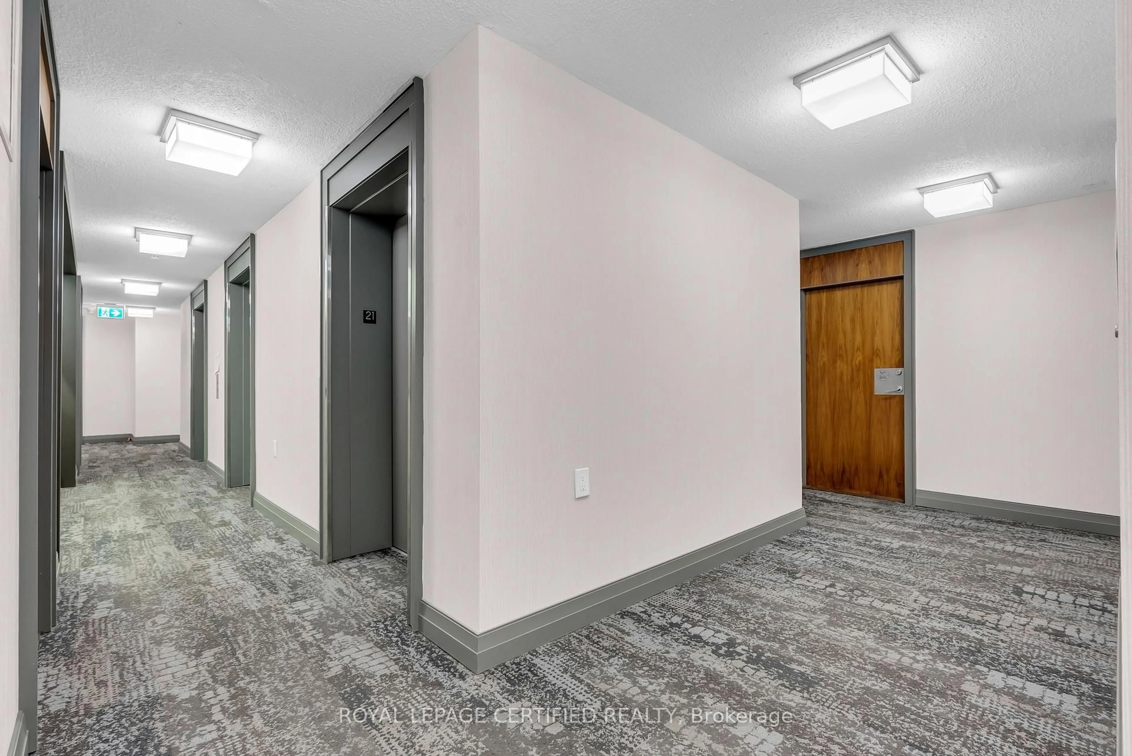 Indoor foyer for 1 Elm Dr #2101, Mississauga Ontario L5B 3C2