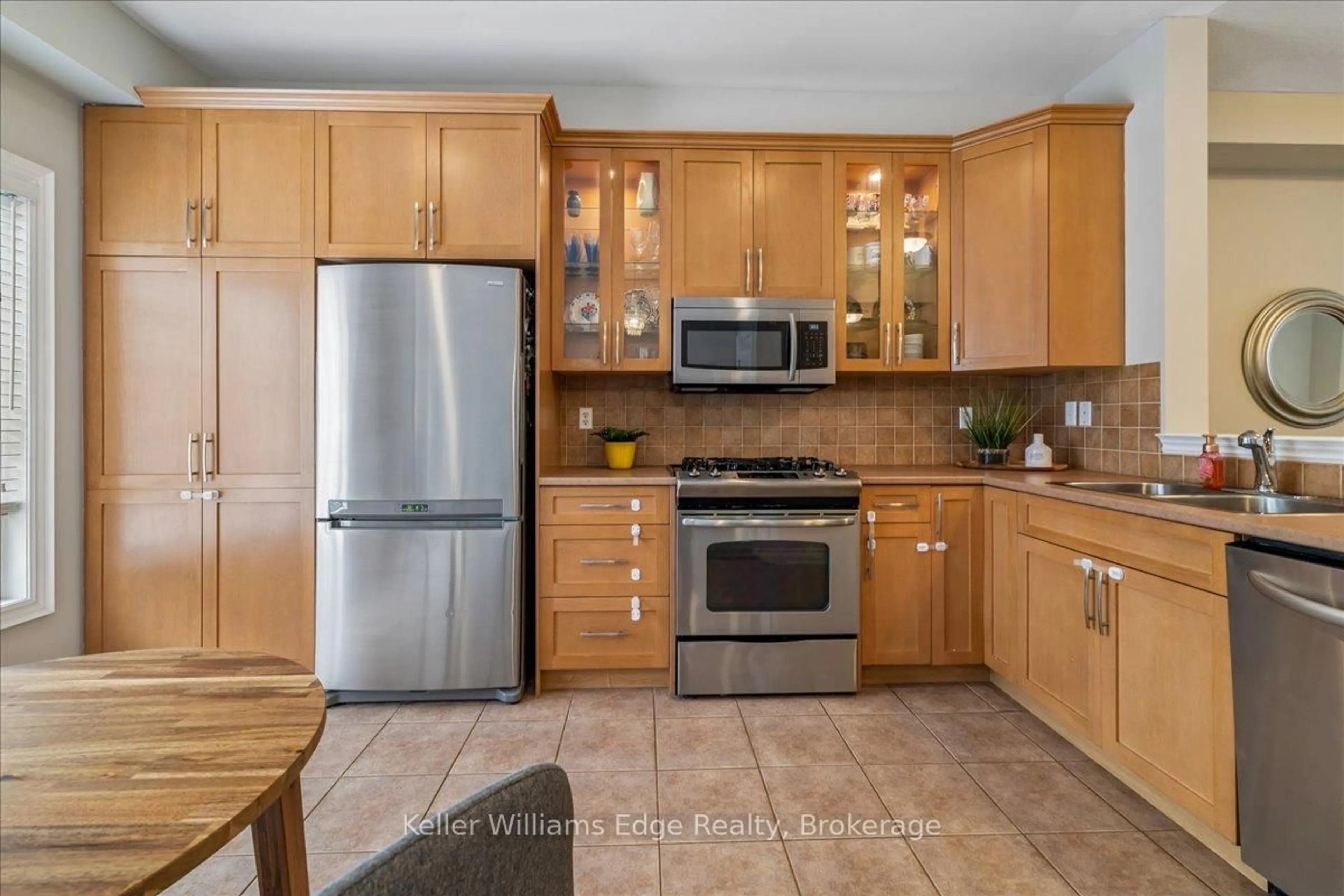Standard kitchen, unknown for 684 SUMMERS Common, Burlington Ontario L7L 0A5