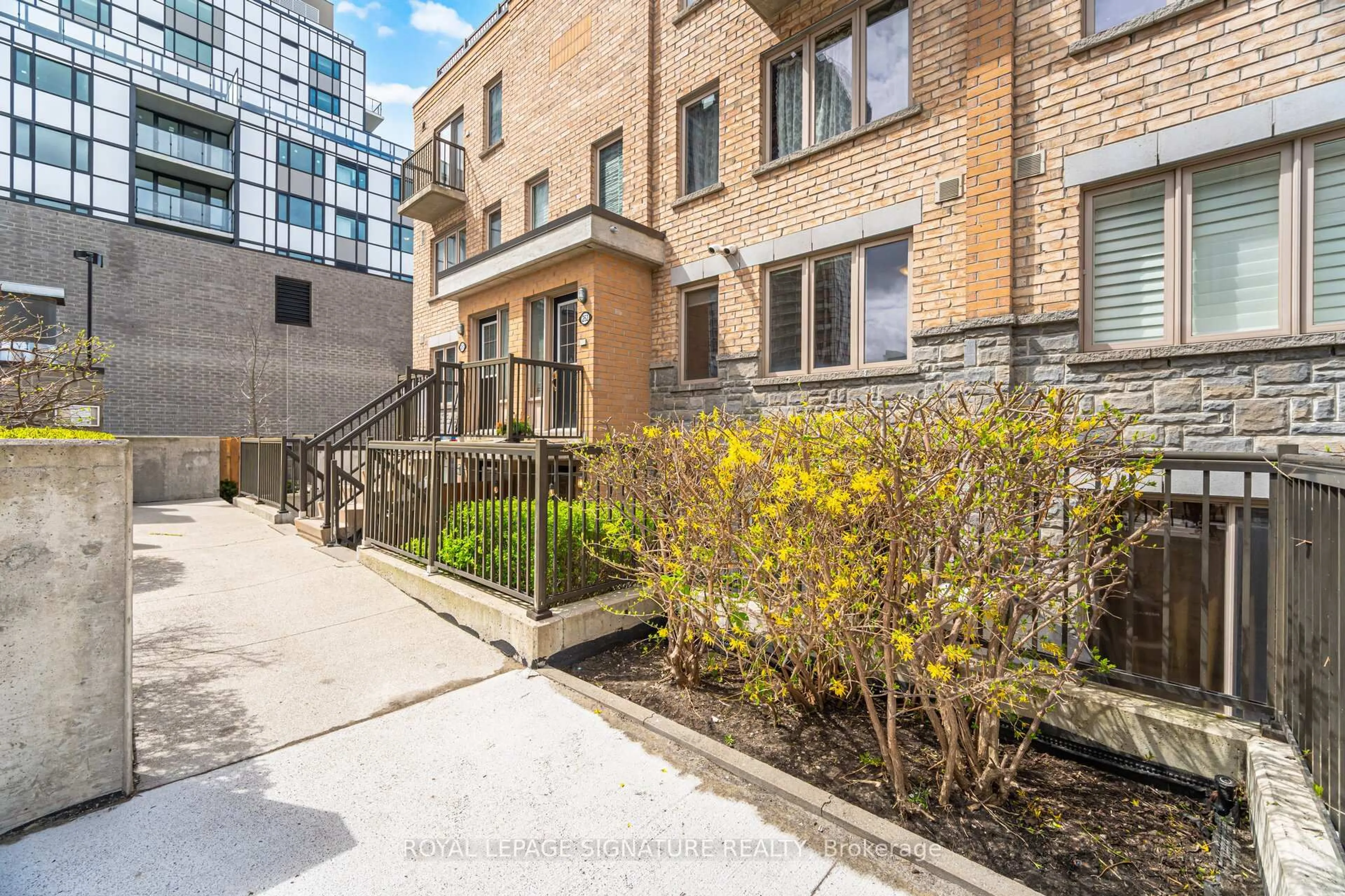 Patio, street for 8 Foundry Ave #162, Toronto Ontario M6H 0A5