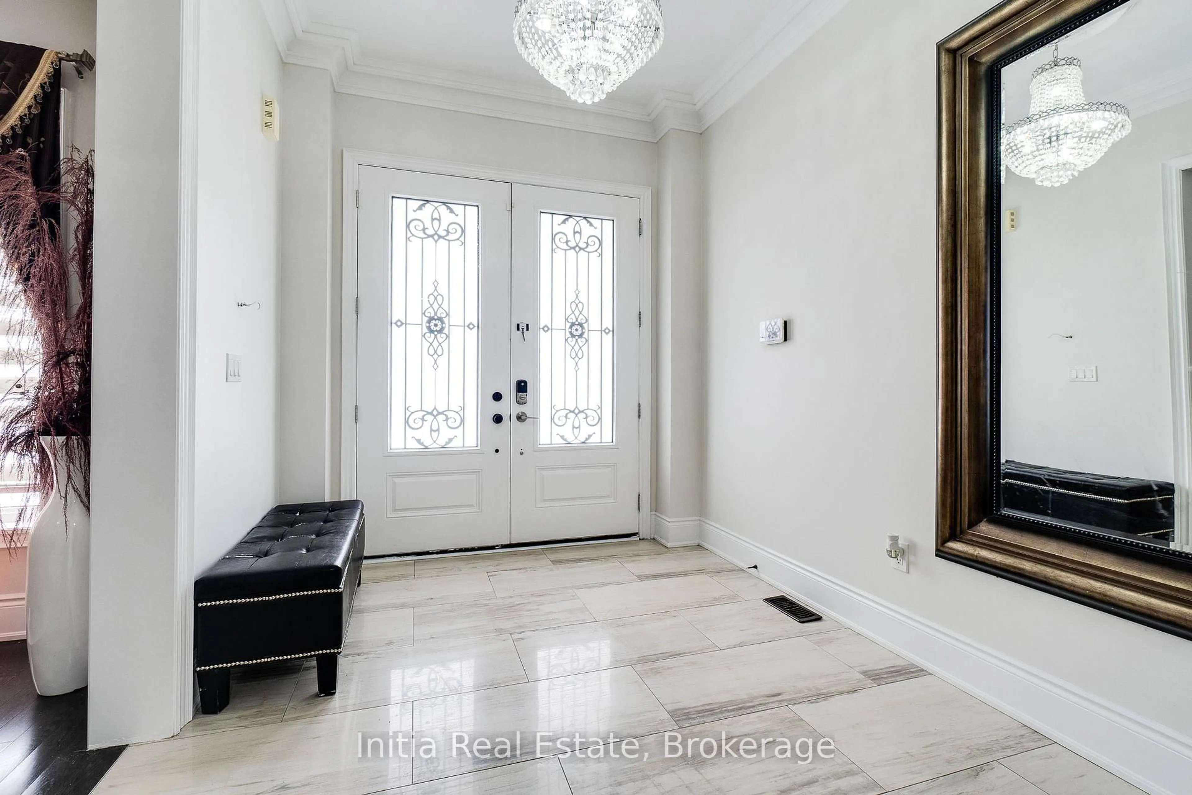Indoor entryway for 12 Erintown Cres, Brampton Ontario L6P 4H2