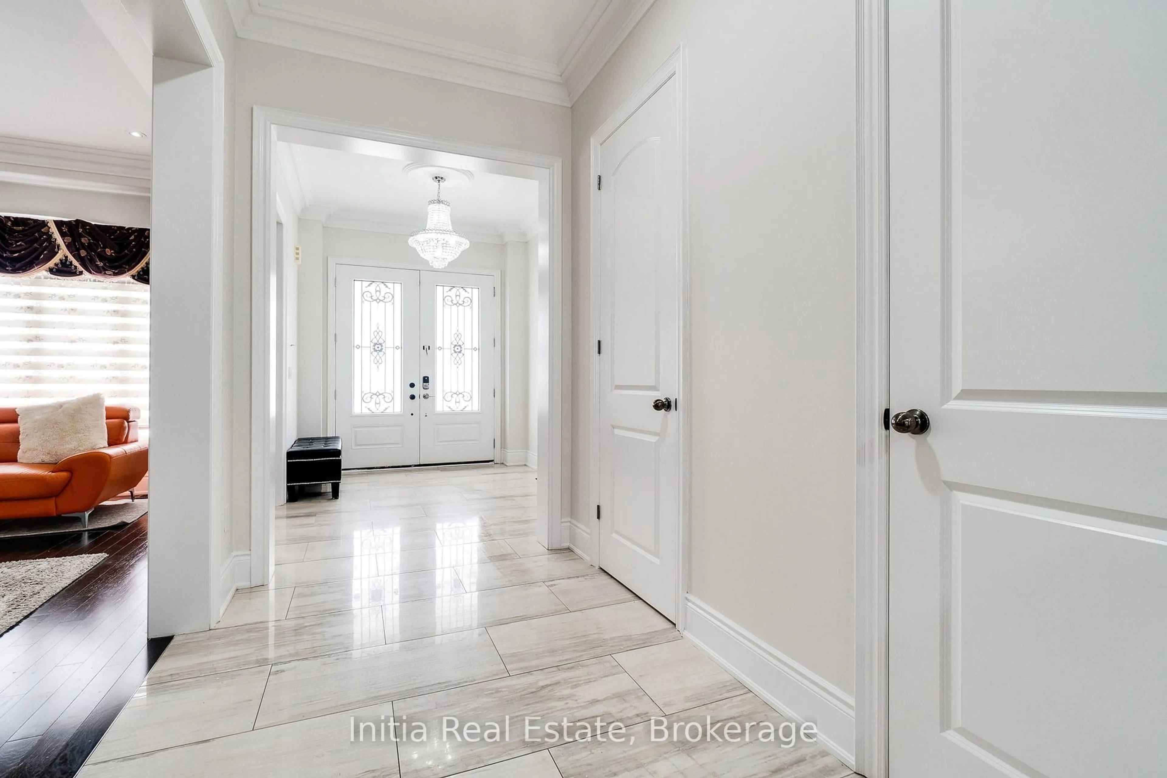 Indoor entryway for 12 Erintown Cres, Brampton Ontario L6P 4H2