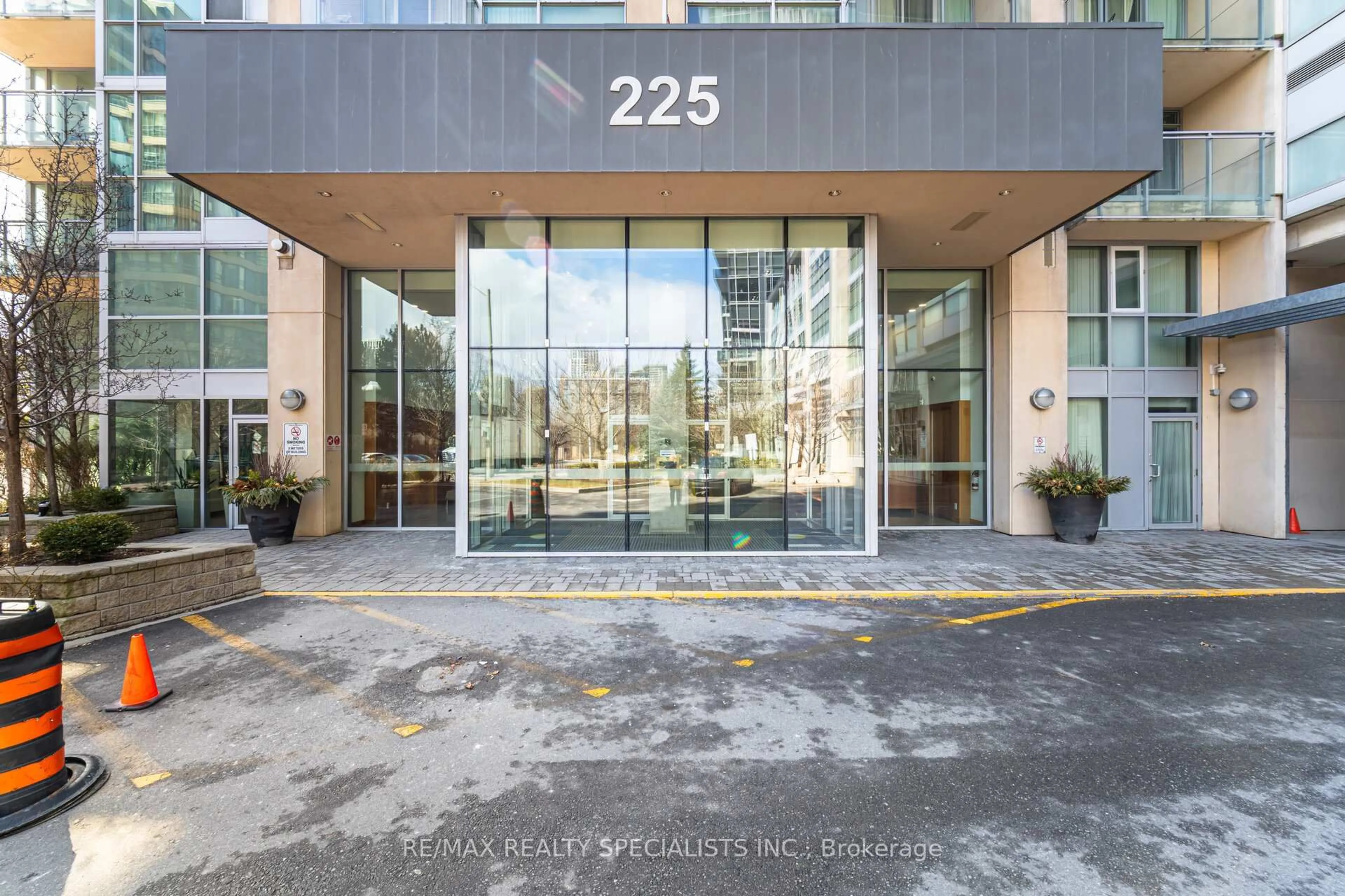 Indoor foyer for 225 Webb Dr #402, Mississauga Ontario L5B 4P2