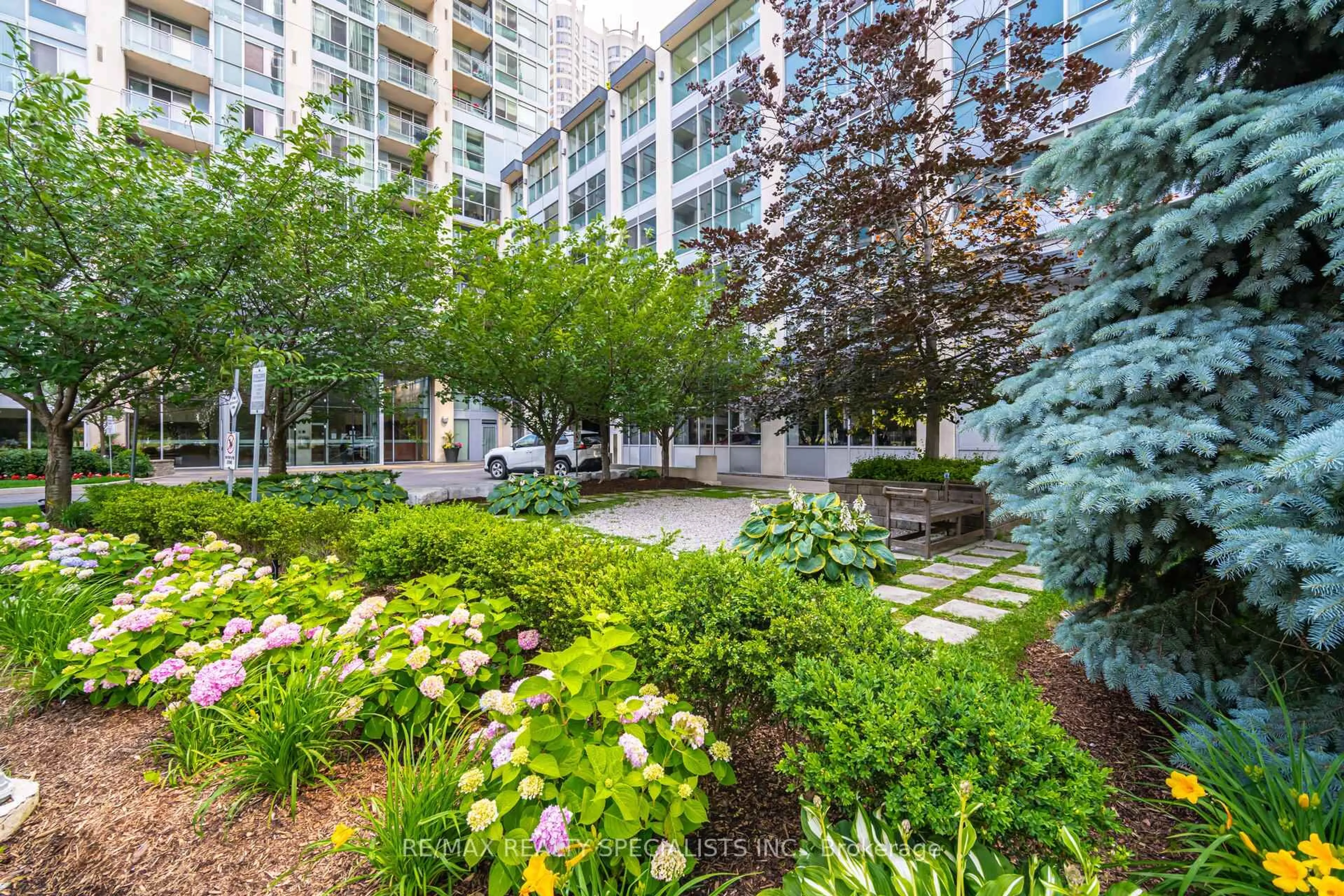 Patio, street for 225 Webb Dr #402, Mississauga Ontario L5B 4P2