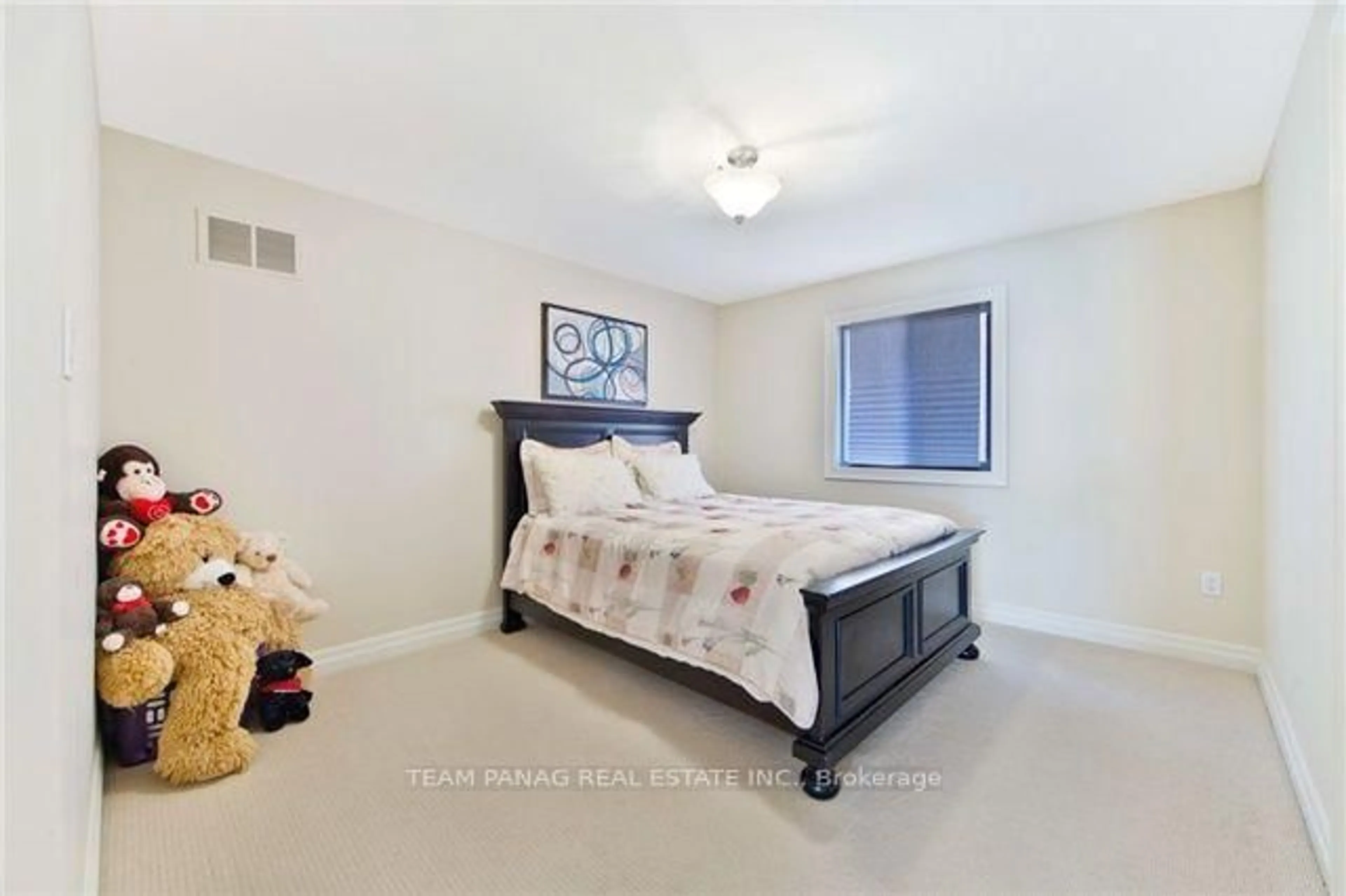 Bedroom with bed, unknown for 19 Valleycreek Dr, Brampton Ontario L6P 2B7