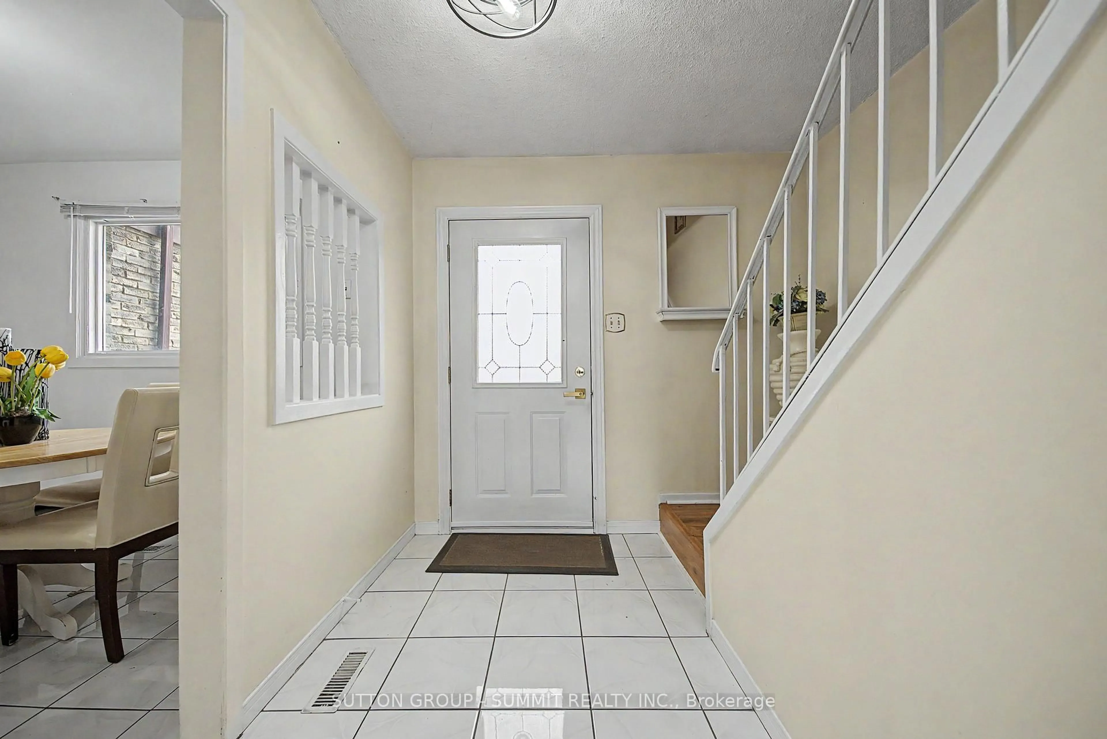 Indoor entryway for 45 Hansen Rd #61, Brampton Ontario L6V 3C5