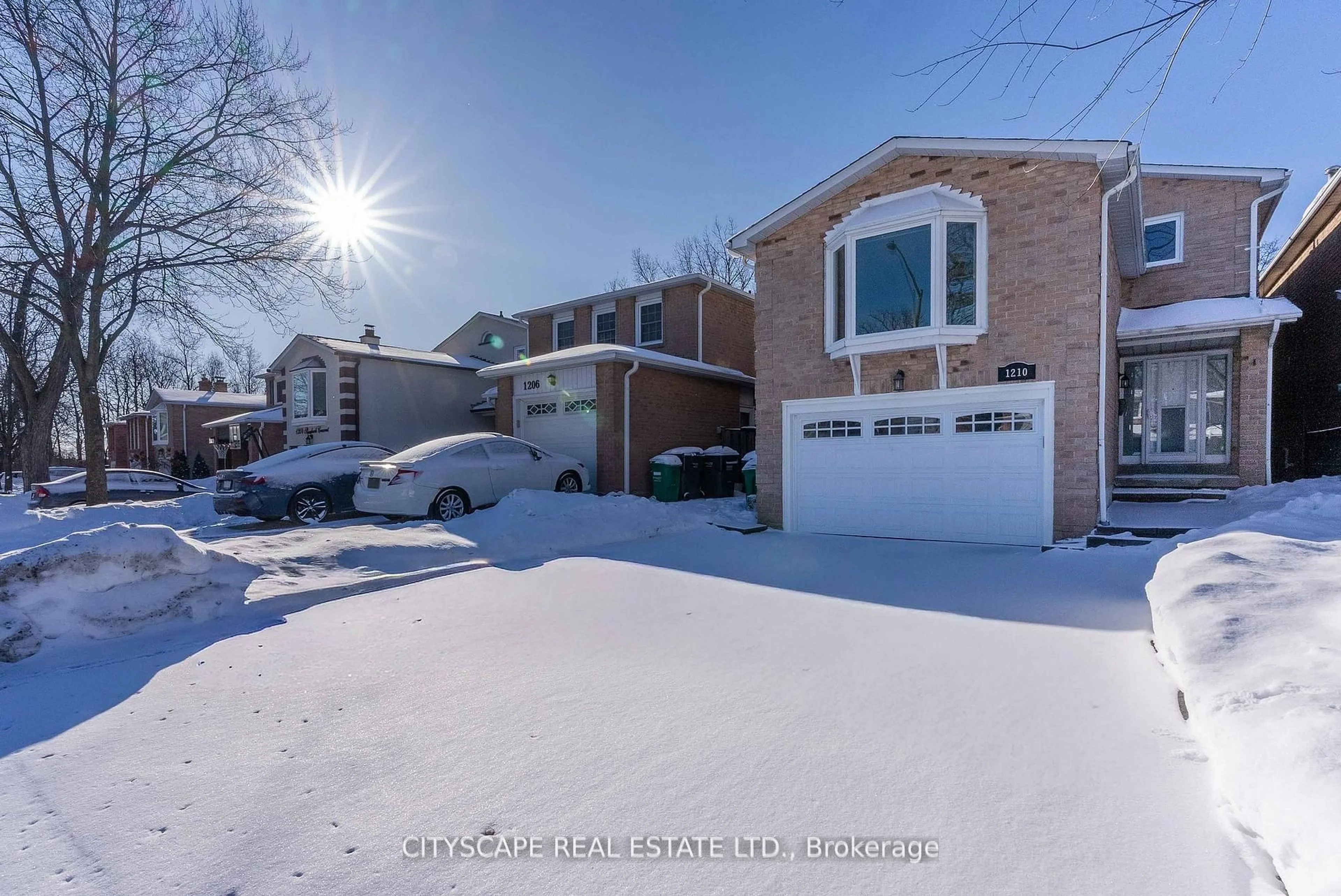 A pic from outside/outdoor area/front of a property/back of a property/a pic from drone, street for 1210 Shagbark Cres, Mississauga Ontario L5C 3P3