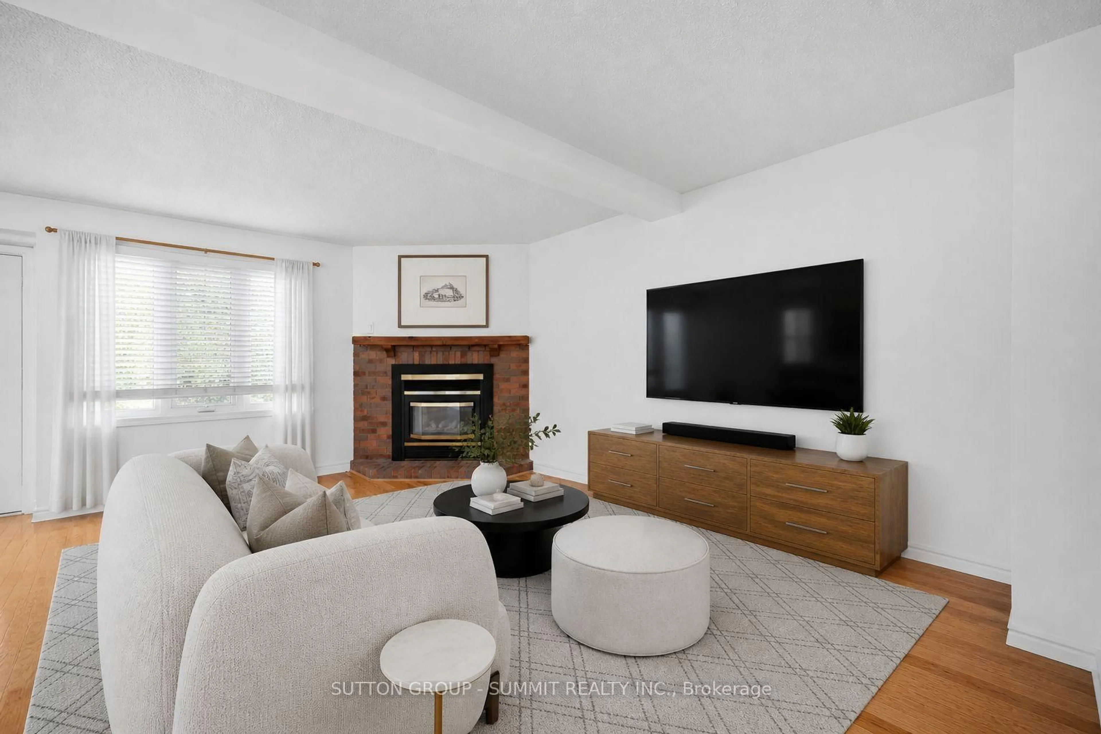 Living room with furniture, unknown for 2275 Credit Valley Rd #49, Mississauga Ontario L5M 4N5