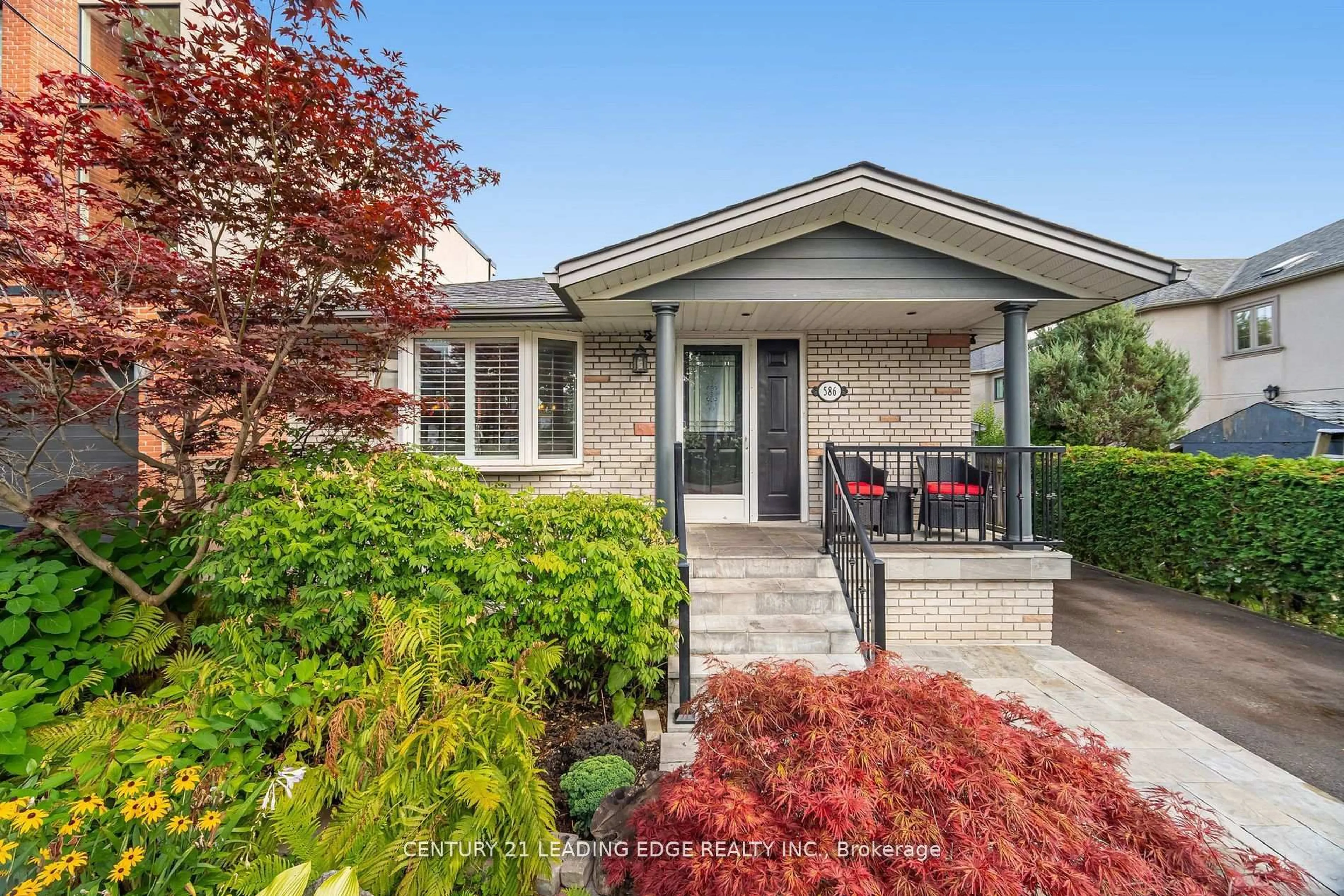 Home with vinyl exterior material, street for 586 Curzon Ave, Mississauga Ontario L5G 1P9