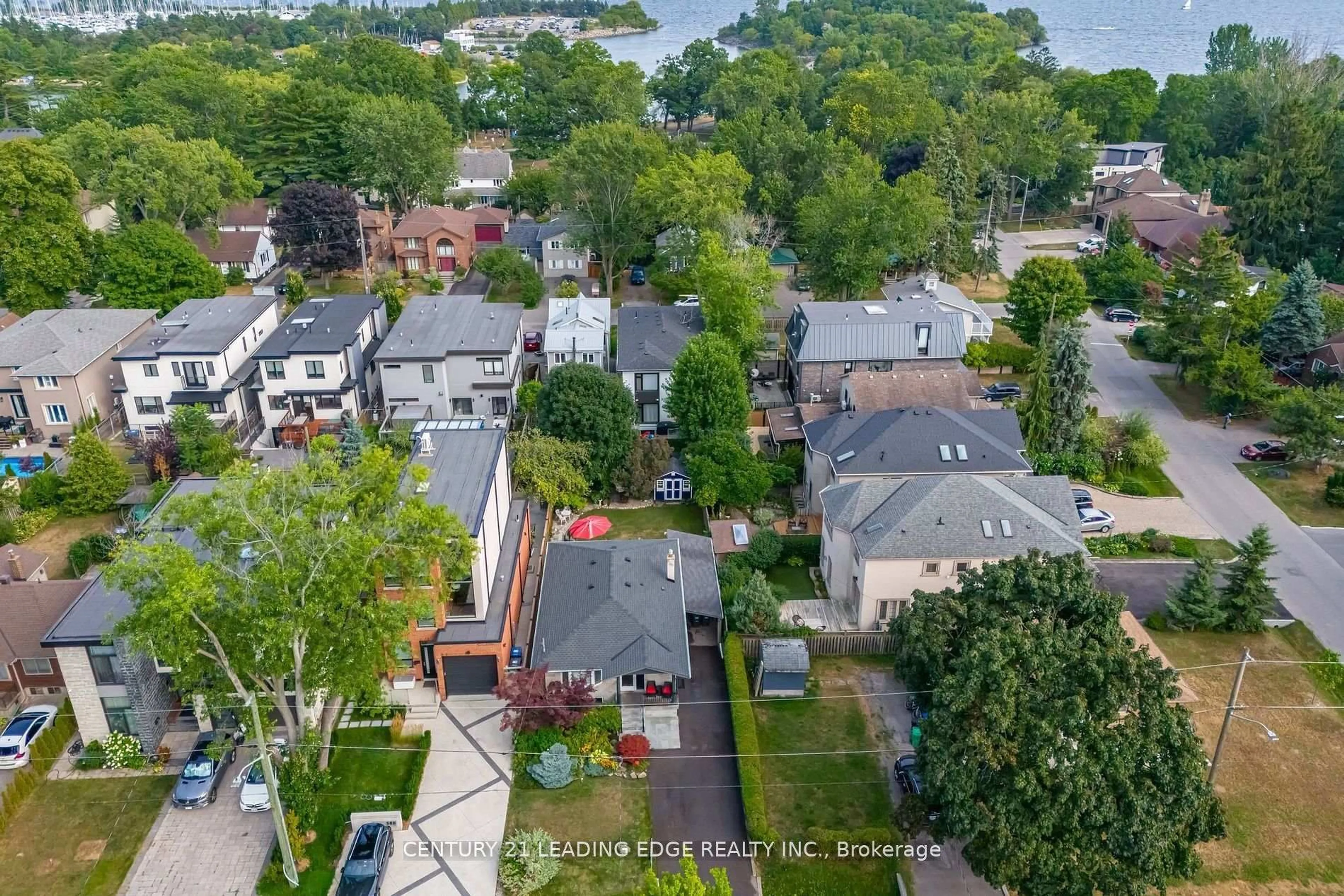 A pic from outside/outdoor area/front of a property/back of a property/a pic from drone, street for 586 Curzon Ave, Mississauga Ontario L5G 1P9