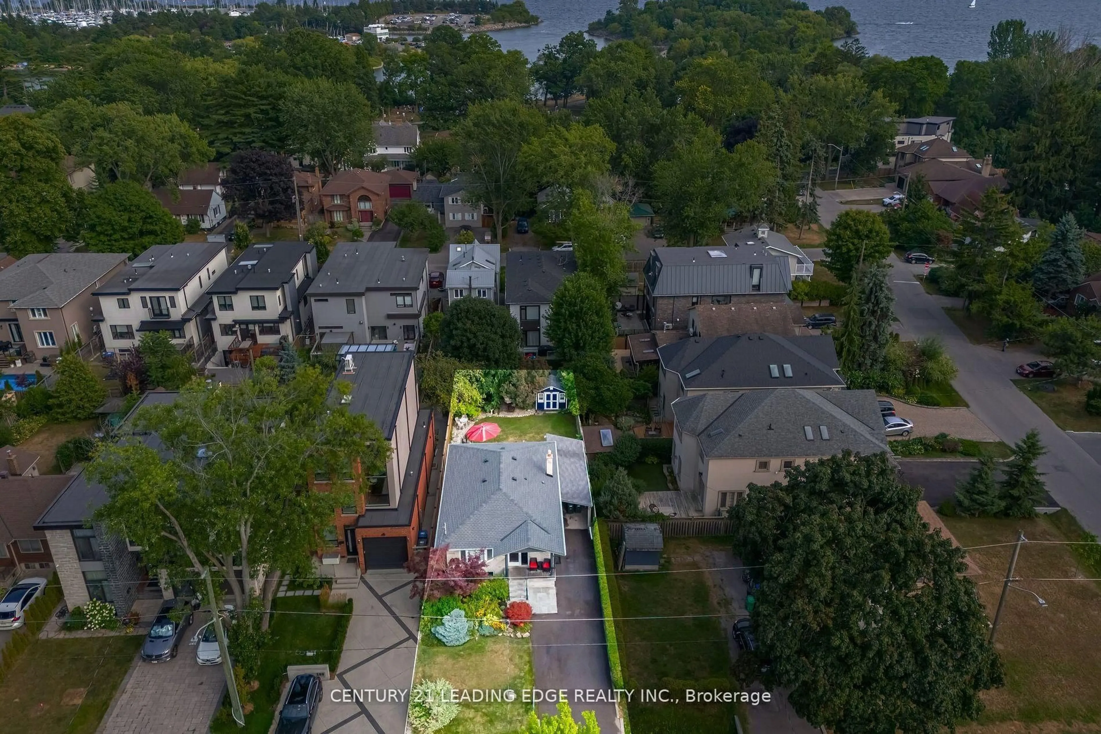A pic from outside/outdoor area/front of a property/back of a property/a pic from drone, unknown for 586 Curzon Ave, Mississauga Ontario L5G 1P9