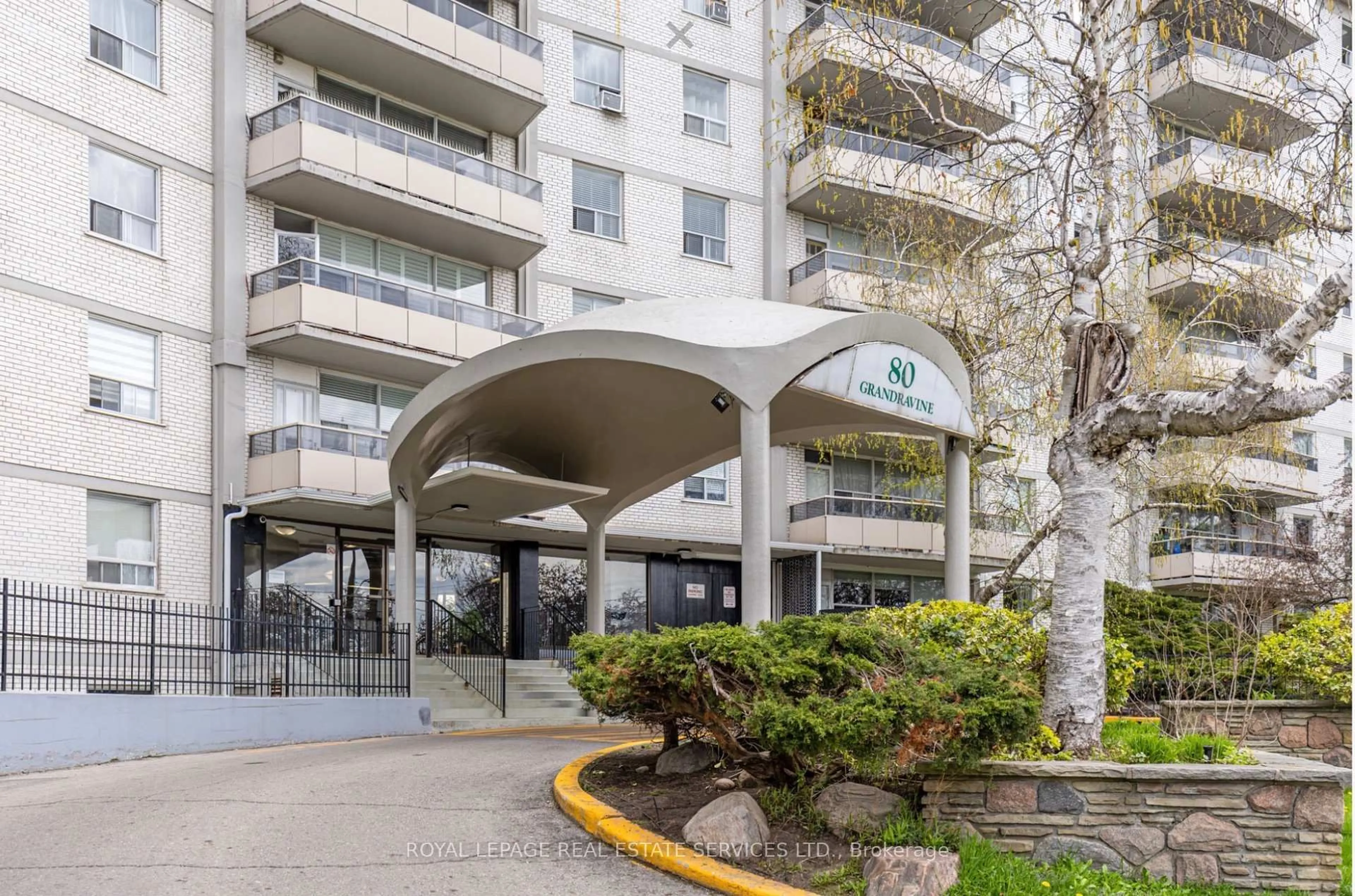 Indoor foyer for 80 Grandravine Dr #914, Toronto Ontario M3J 1B2