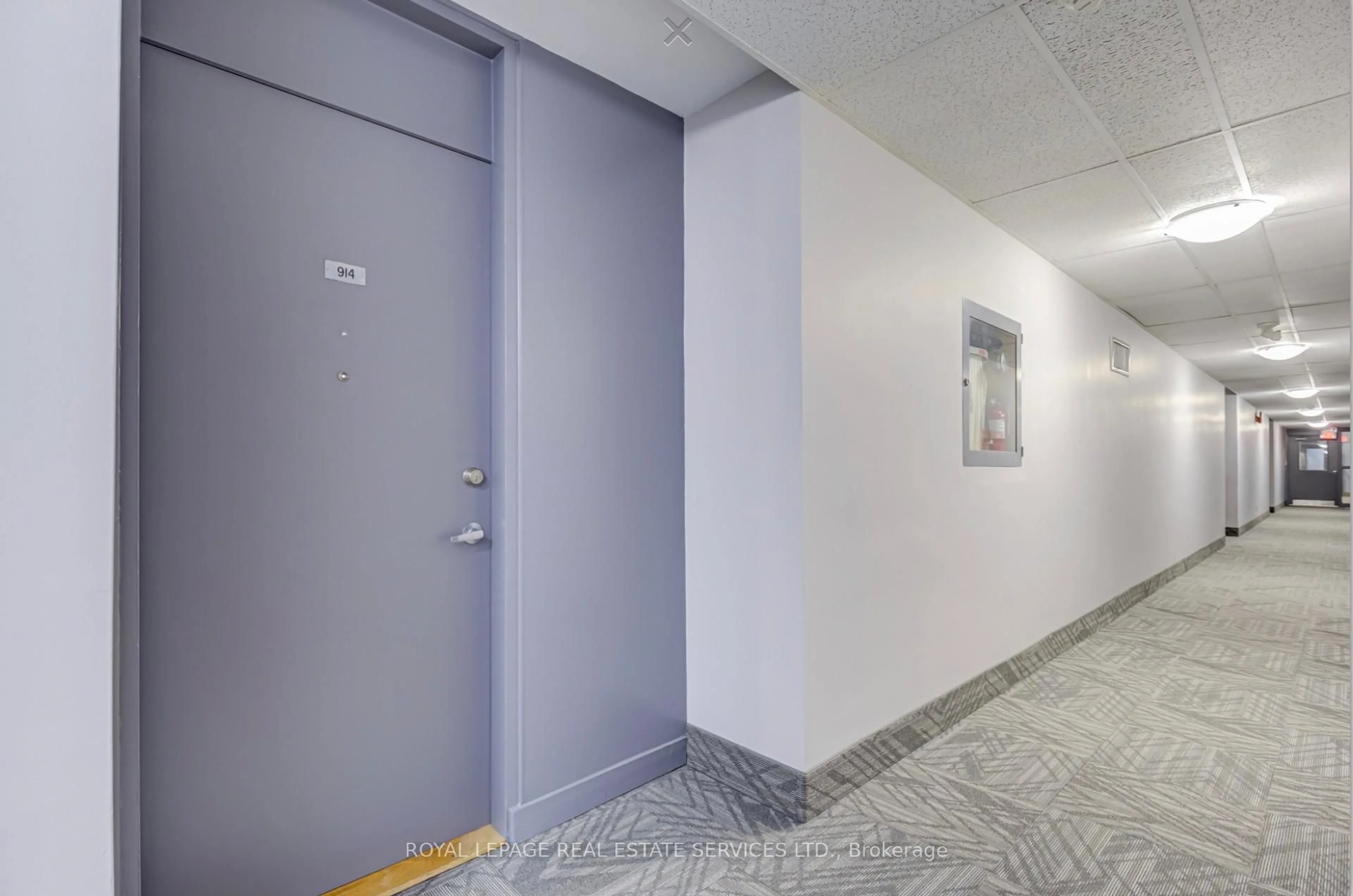 Indoor foyer for 80 Grandravine Dr #914, Toronto Ontario M3J 1B2