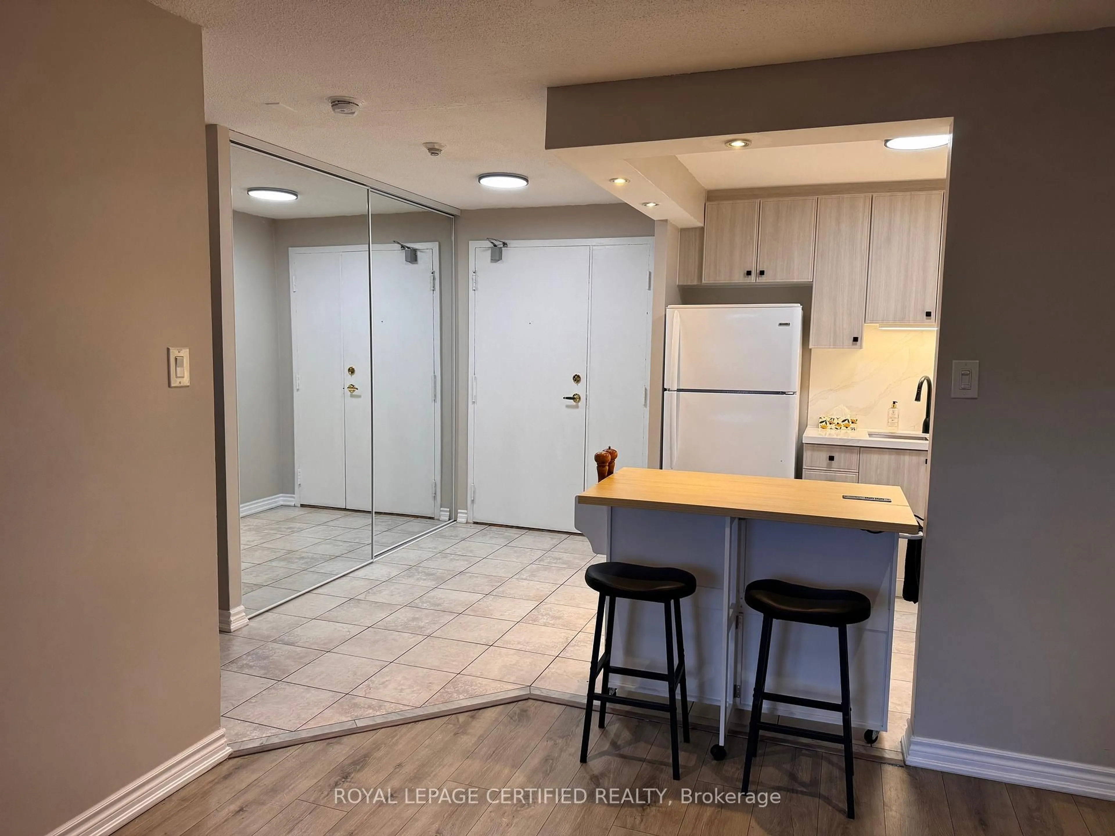 Standard kitchen, unknown for 6720 Glen Erin Dr #G5, Mississauga Ontario L5N 3K8